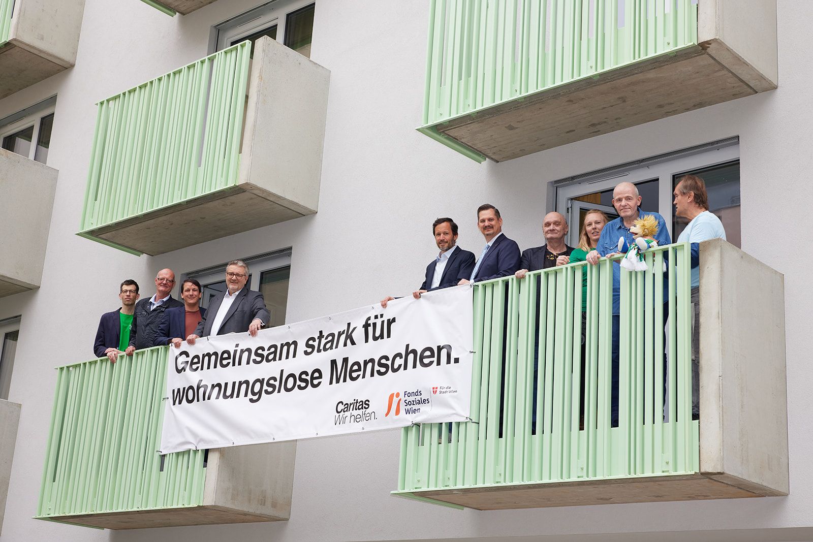 Sozialstadtrat Peter Hacker (4.v.l.), Caritasdirektor Klaus Schwertner (5.v.l.) und Bezirksvorsteher Marcus Franz (6.v.l.) eröffneten das neue Rupert-Mayer-Haus in Wien-Favoriten.