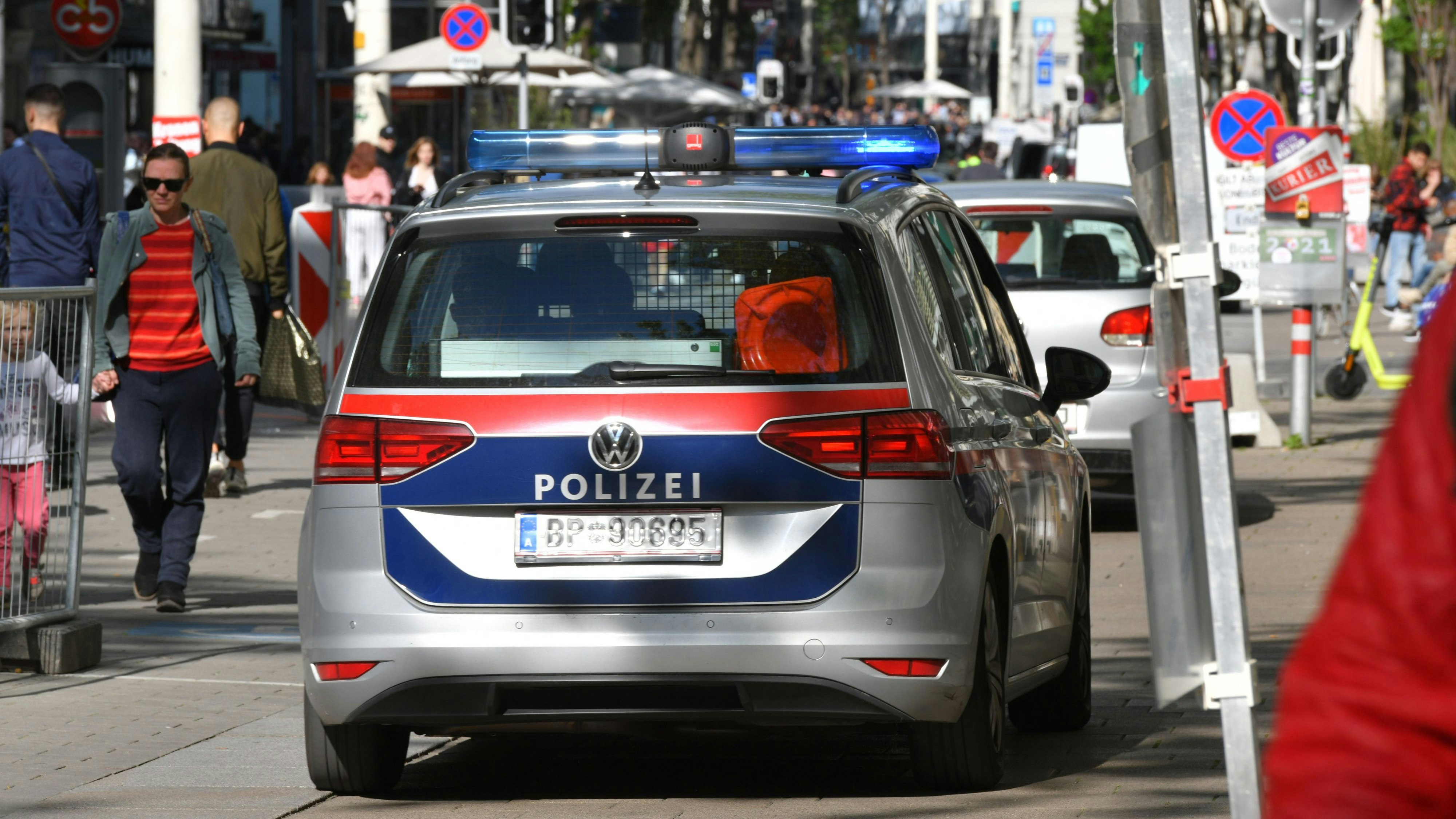 Heute.at - Seriendieb riss Etiketten ab und zog sich Kleidung an