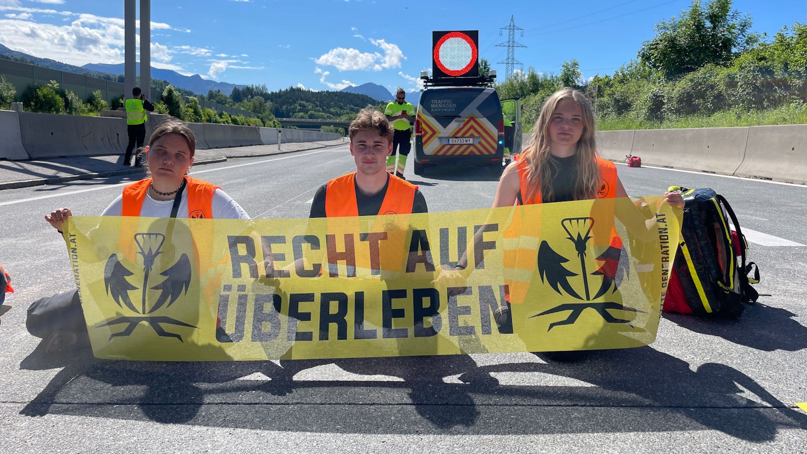 Zum Start des Pfingstwochenendes haben mehrere Mitglieder der "Letzten Generation" auf Autobahnen, Transitgrenzübergängen und Passstraßen landesweit protestiert.