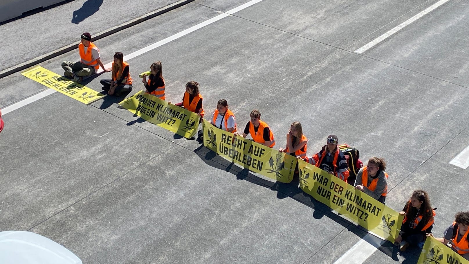 Zum Start des Pfingstwochenendes haben mehrere Mitglieder der "Letzten Generation" auf Autobahnen, Transitgrenzübergängen und Passstraßen landesweit protestiert.