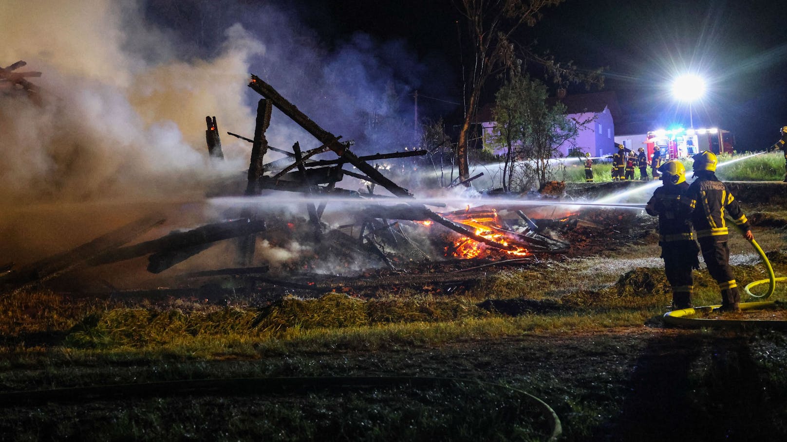 Zehn Feuerwehren standen in der Nacht auf Samstag bei einem Brand eines landwirtschaftlichen Wirtschaftsgebäudes in Kopfing im Innkreis (Bezirk Schärding) im Einsatz.