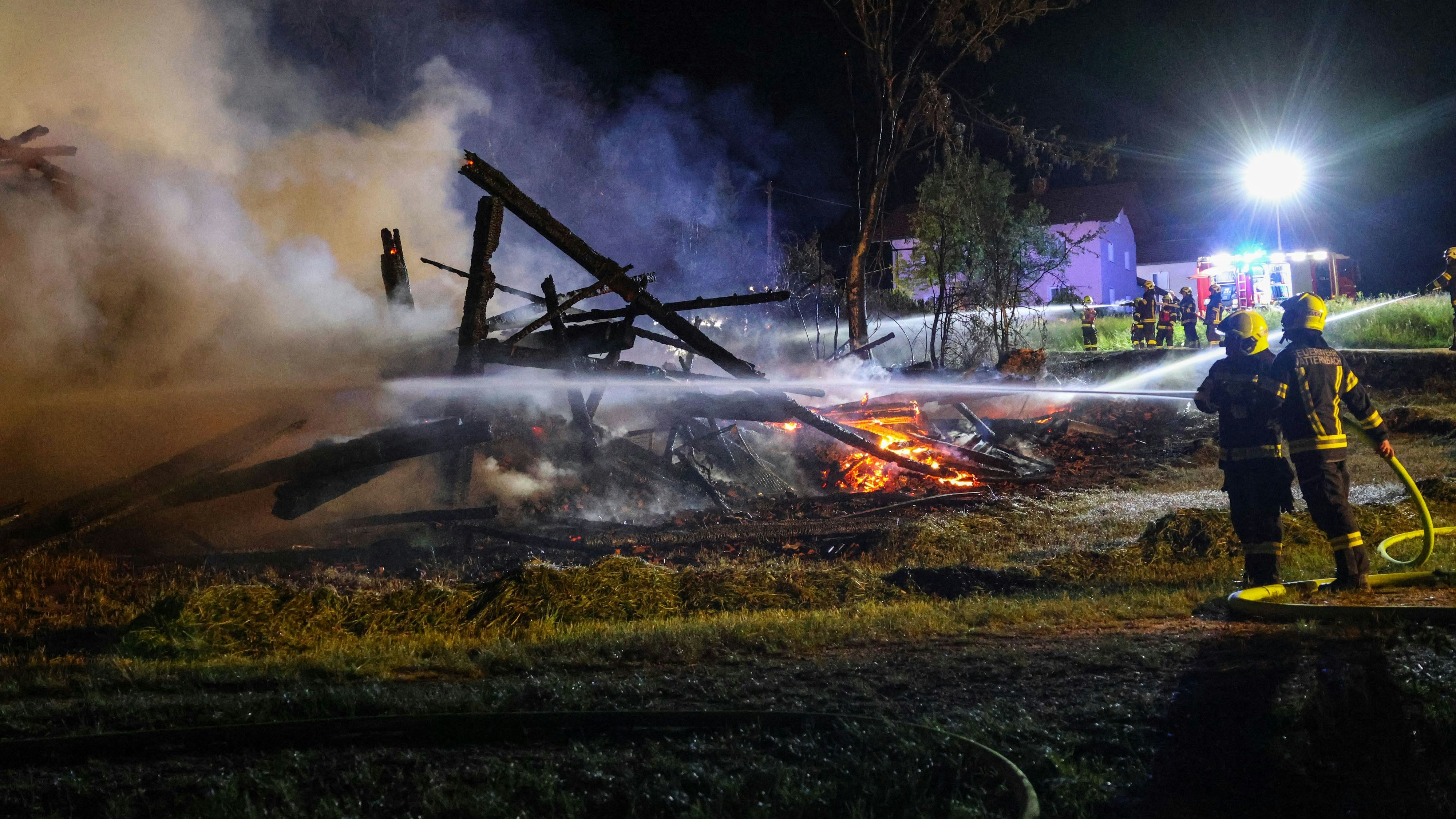Heute.at - Alarmstufe 2! Gebäude geht in der Nacht in Flammen auf