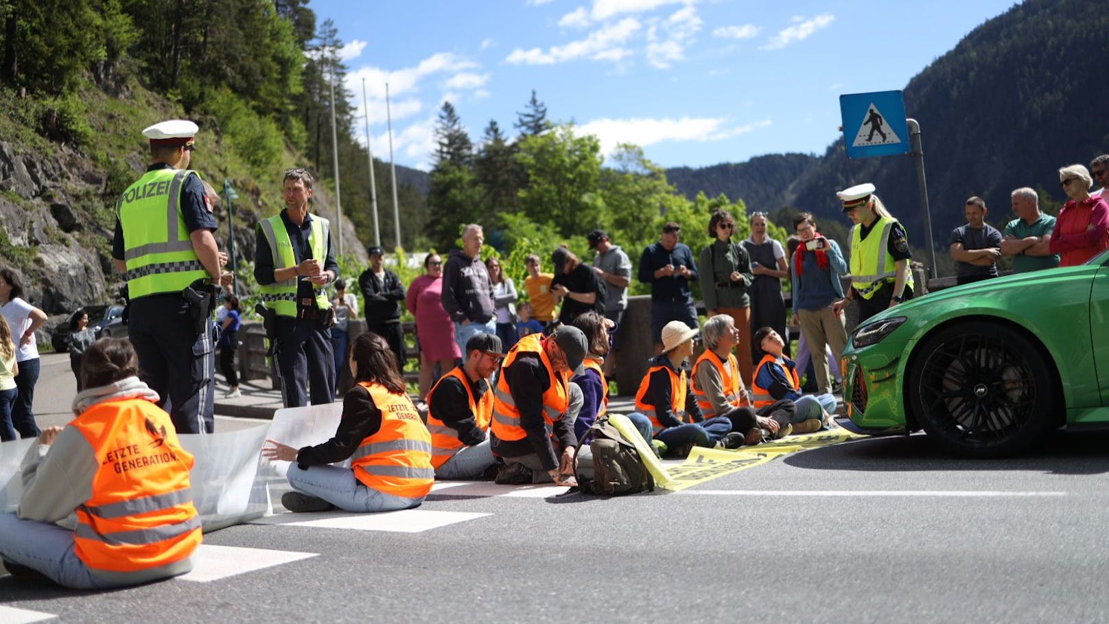 Zum Start des Pfingstwochenendes haben mehrere Mitglieder der "Letzten Generation" auf Autobahnen, Transitgrenzübergängen und Passstraßen landesweit protestiert.