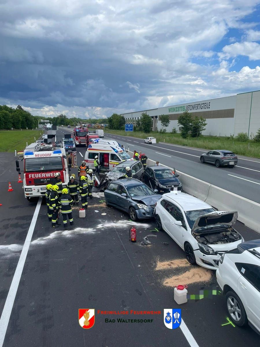 An dem Auffahrunfall waren sieben Fahrzeuge beteiligt.