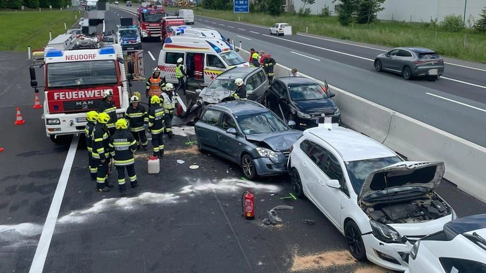 Massen-Crash auf der A2 – zweiter Fahrstreifen gesperrt