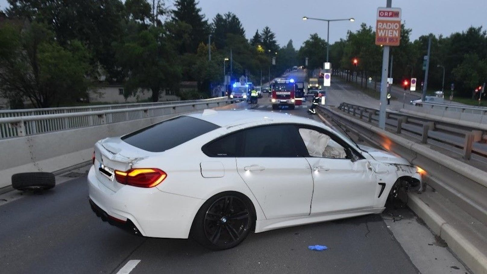 Ein BMW-Lenker soll am Samstag gegen 04.40 Uhr im Bereich der Laxenburger Straße, vermutlich aufgrund überhöhter Geschwindigkeit, mit einer Leitplanke kollidiert sein.