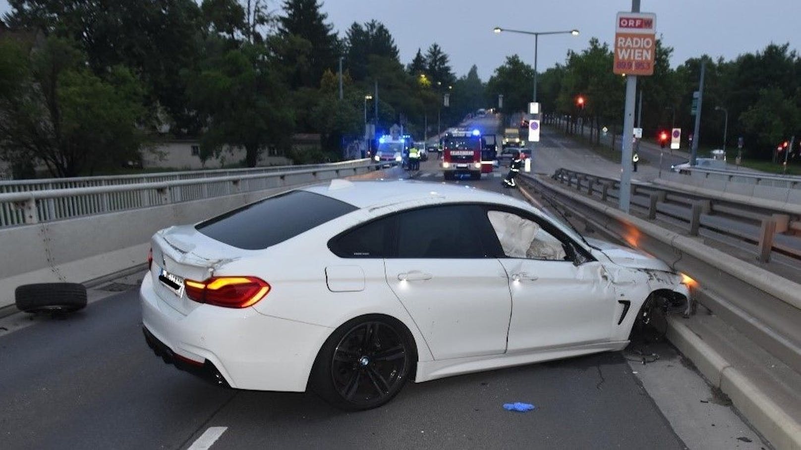 Fahr-Anfänger (26) überschlägt sich mit BMW in Wien