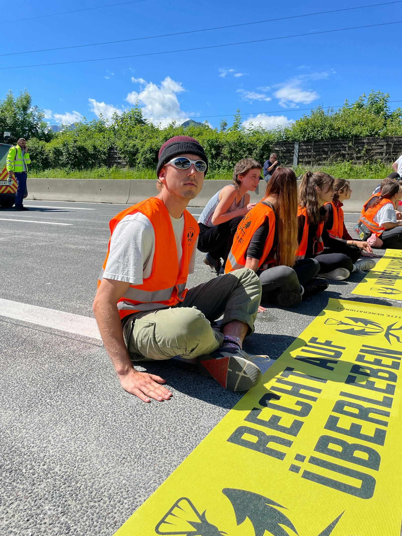 Zum Start des Pfingstwochenendes haben mehrere Mitglieder der "Letzten Generation" auf Autobahnen, Transitgrenzübergängen und Passstraßen landesweit protestiert.