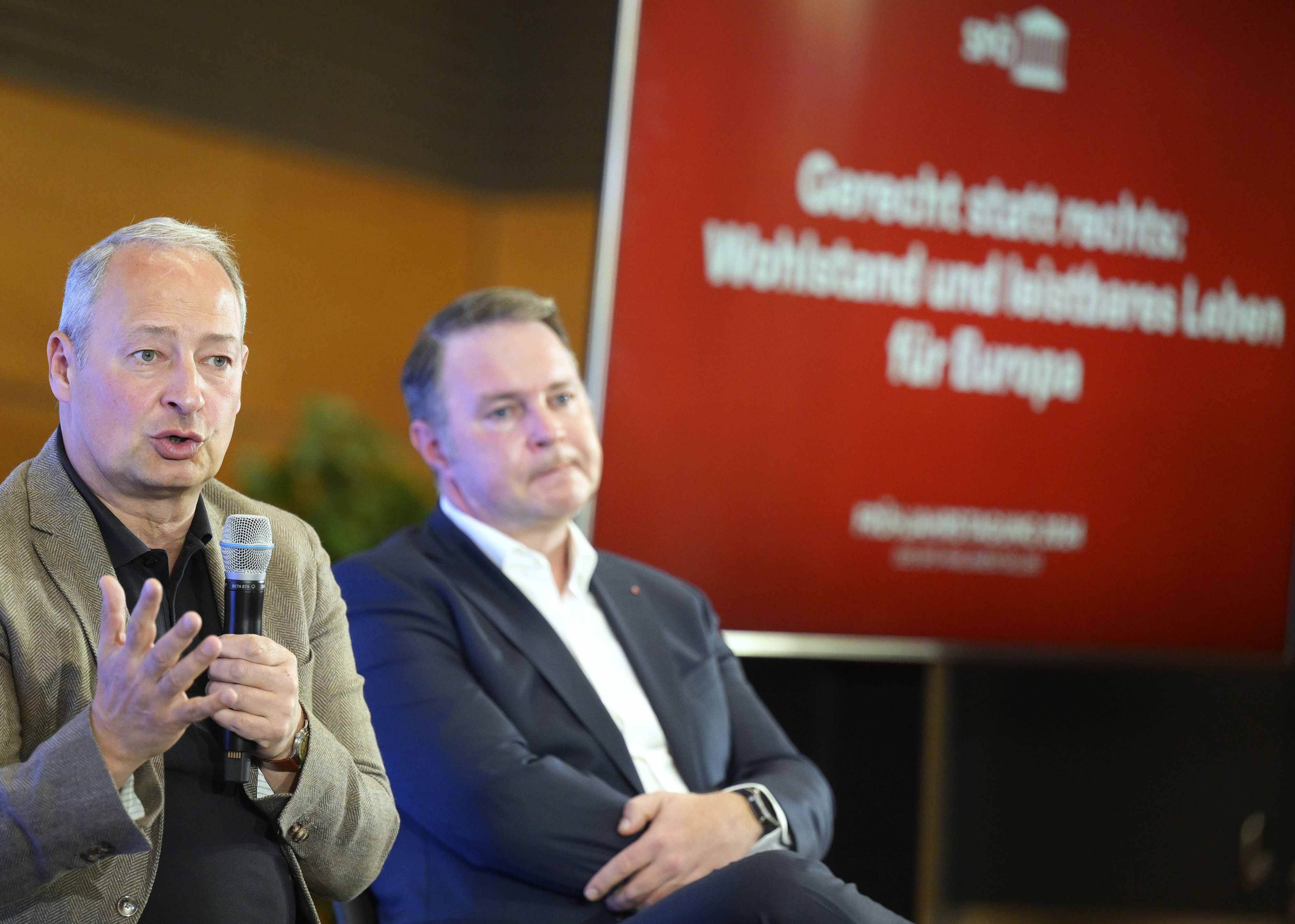 SPÖ-Vorsitzender <strong>Andreas Babler</strong> (L.) und EU-Spitzenkandidat <strong>Andreas Schieder</strong> im Rahmen der Frühjahrstagung des SPÖ-Parlamentsklubs am Montag, 8. April 2024, in Vösendorf.