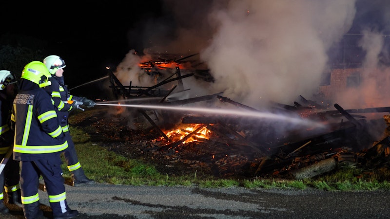 Zehn Feuerwehren standen in der Nacht auf Samstag bei einem Brand eines landwirtschaftlichen Wirtschaftsgebäudes in Kopfing im Innkreis (Bezirk Schärding) im Einsatz.