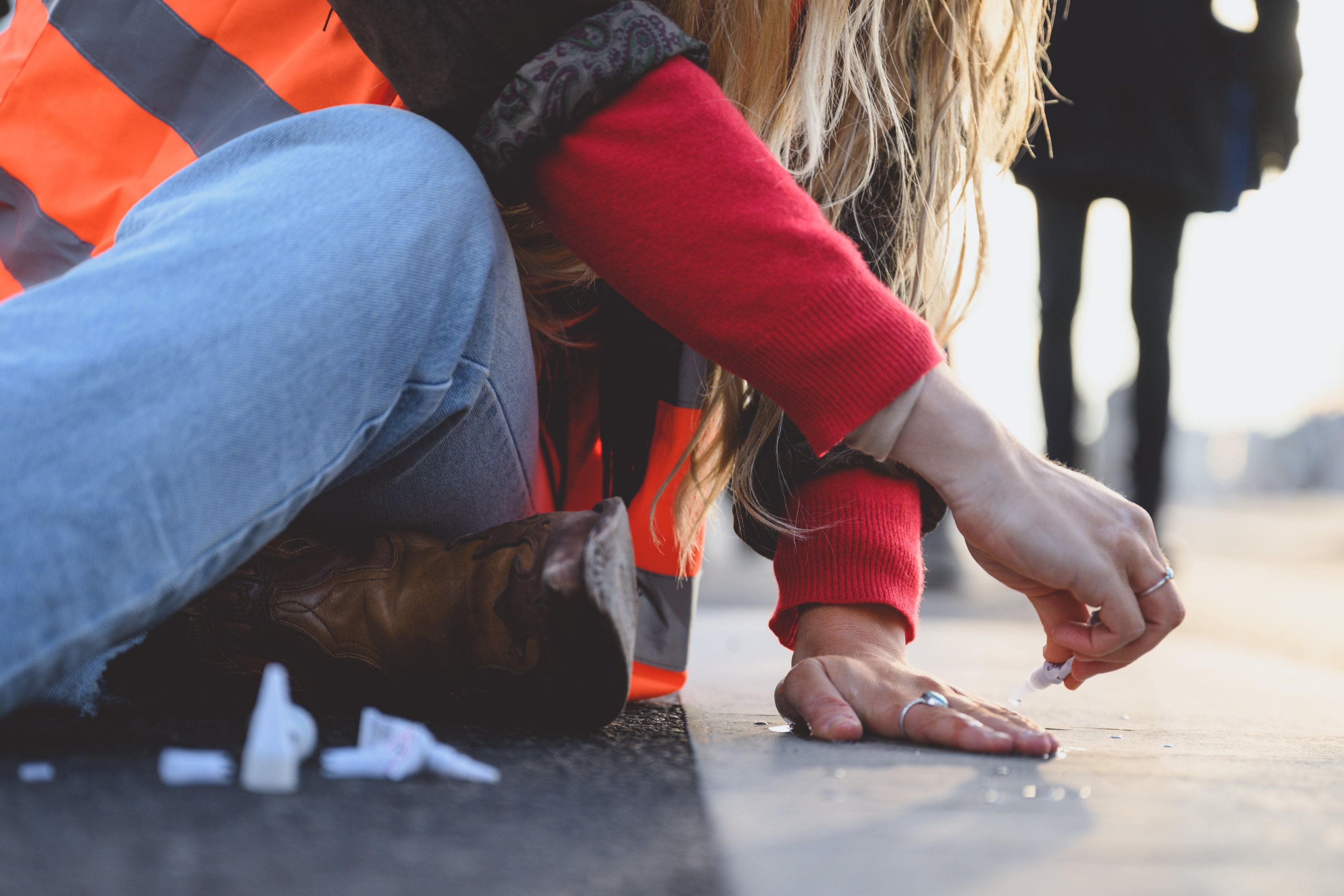 Bei einer Klebe-Aktion eskalierte die Situation auf allen Seiten völlig.