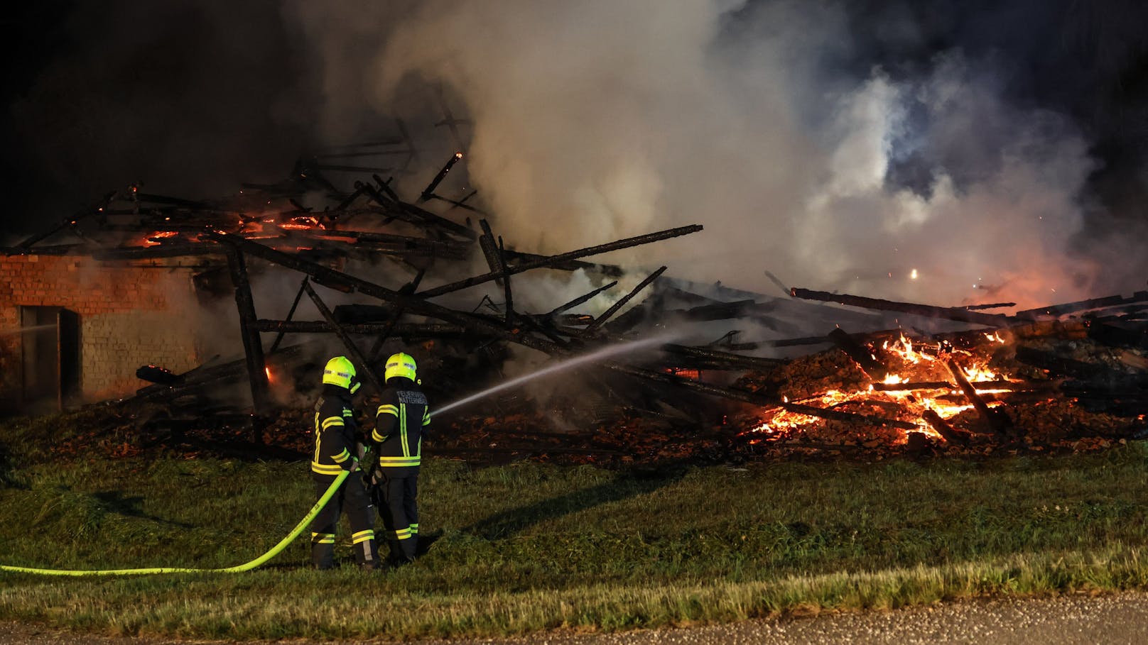 Zehn Feuerwehren standen in der Nacht auf Samstag bei einem Brand eines landwirtschaftlichen Wirtschaftsgebäudes in Kopfing im Innkreis (Bezirk Schärding) im Einsatz.