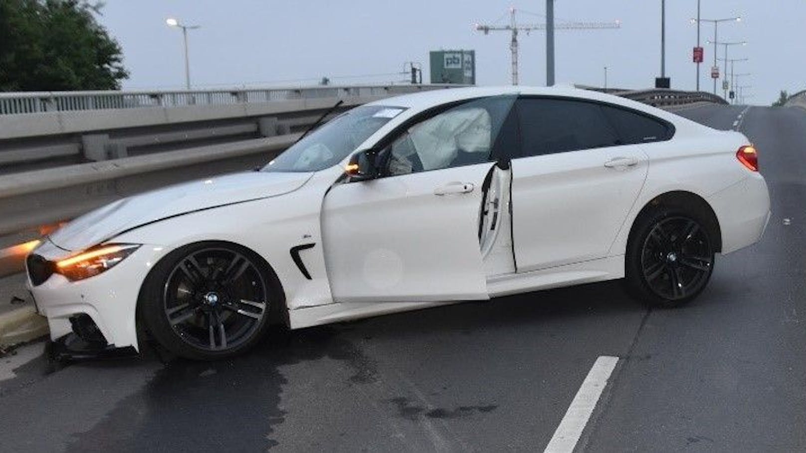 Durch den Aufprall soll sich der BMW überschlagen haben. Sowohl der 26-jährige Lenker des Autos als auch der 24-jährige Beifahrer wurden bei dem Unfall verletzt.