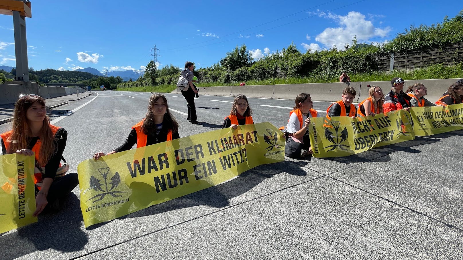 Zum Start des Pfingstwochenendes haben mehrere Mitglieder der "Letzten Generation" auf Autobahnen, Transitgrenzübergängen und Passstraßen landesweit protestiert.