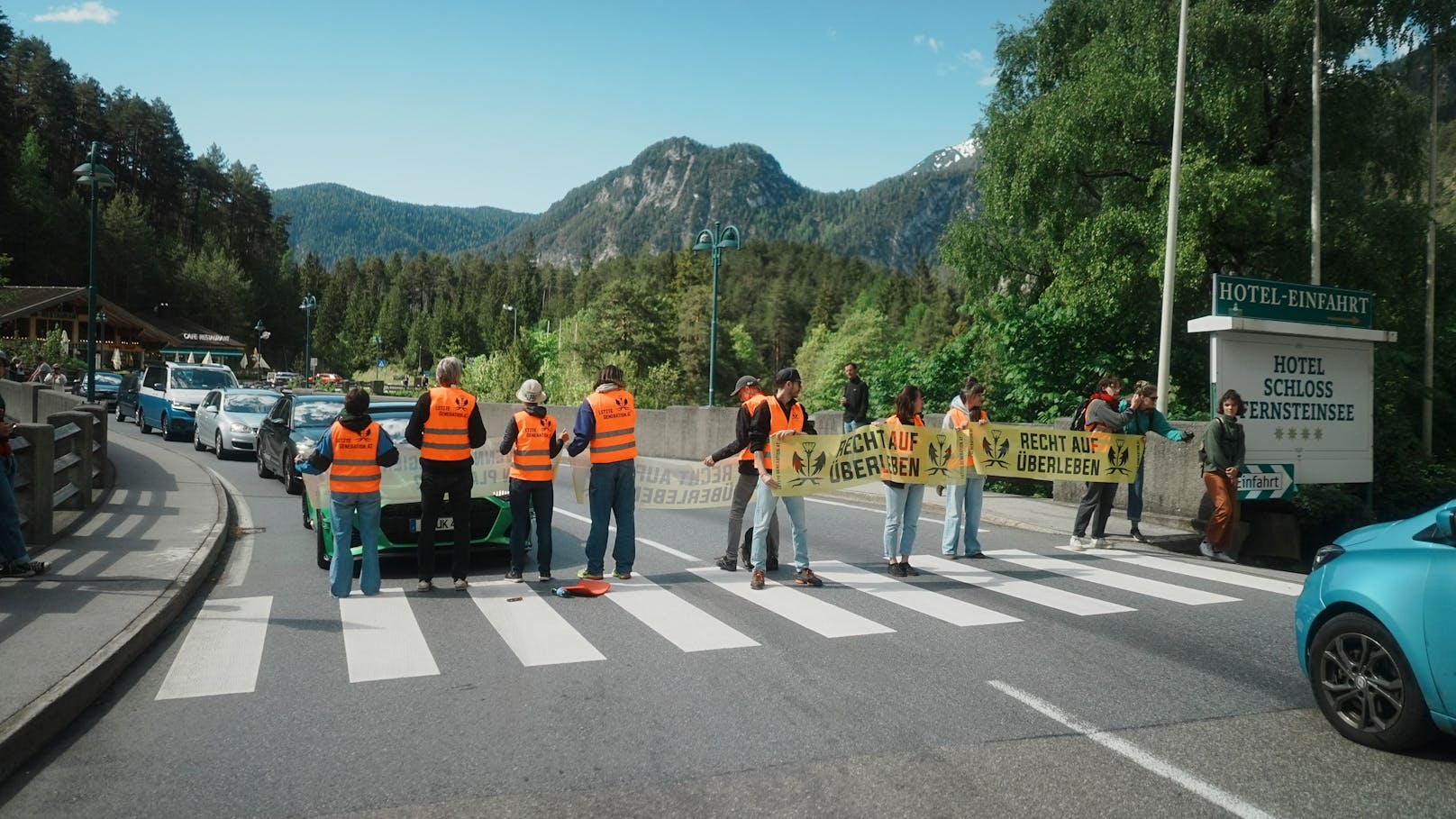 Zum Start des Pfingstwochenendes haben mehrere Mitglieder der "Letzten Generation" auf Autobahnen, Transitgrenzübergängen und Passstraßen landesweit protestiert.