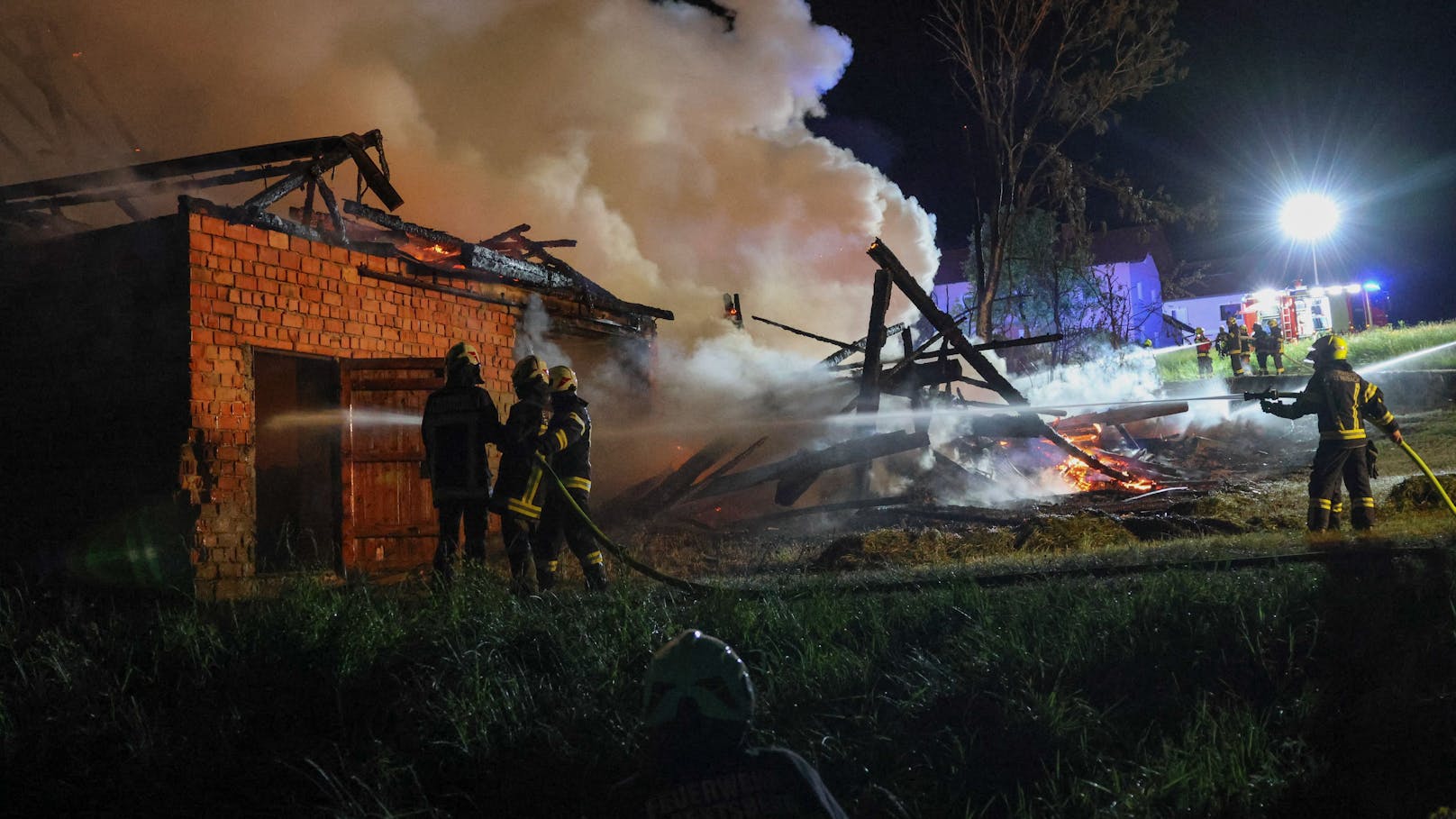 Zehn Feuerwehren standen in der Nacht auf Samstag bei einem Brand eines landwirtschaftlichen Wirtschaftsgebäudes in Kopfing im Innkreis (Bezirk Schärding) im Einsatz.