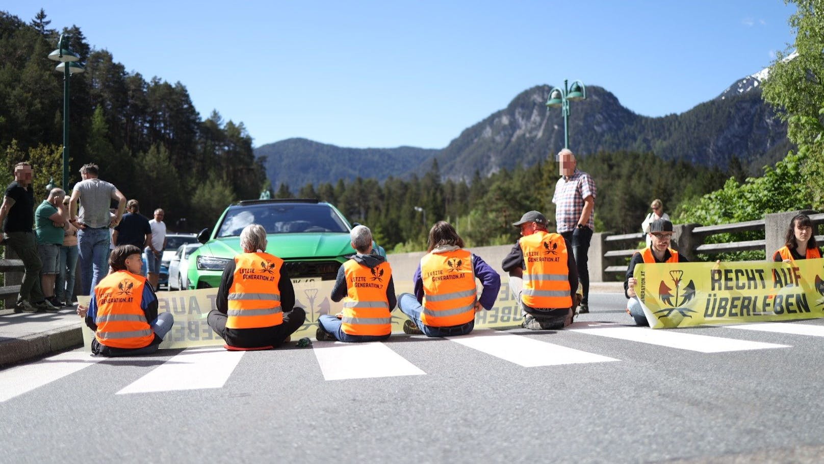 Zum Start des Pfingstwochenendes haben mehrere Mitglieder der "Letzten Generation" auf Autobahnen, Transitgrenzübergängen und Passstraßen landesweit protestiert.