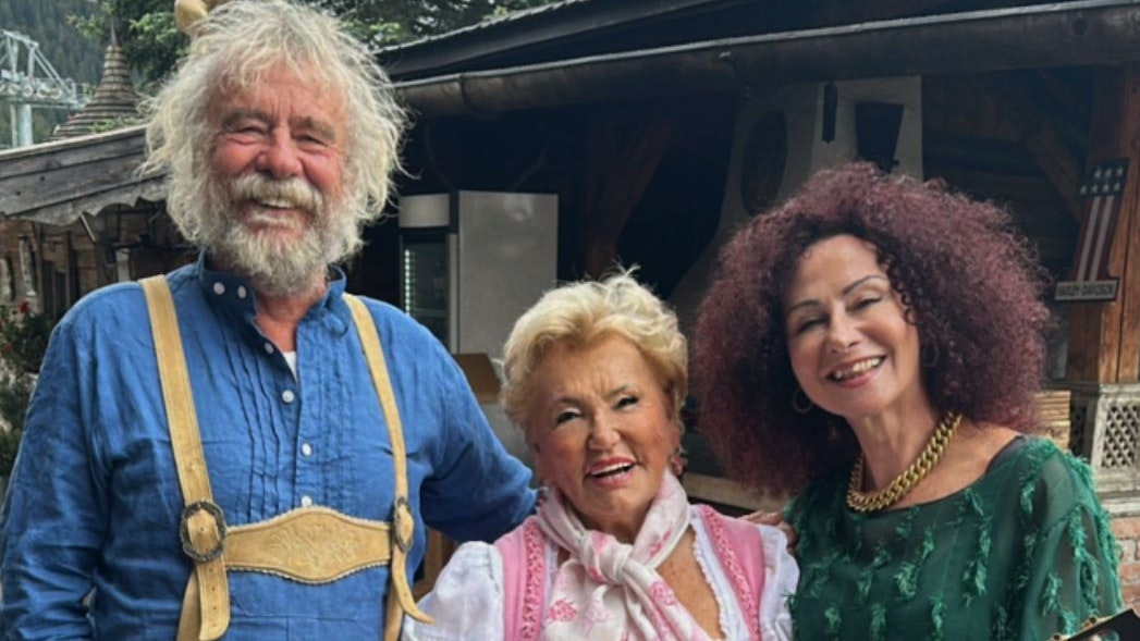 Multimillionär Ernst Prost und Christina "Mausi" Lugner genießen ihre junge Beziehung. Auf ihrer Reise nach Bayern besuchen sie "Rosi".