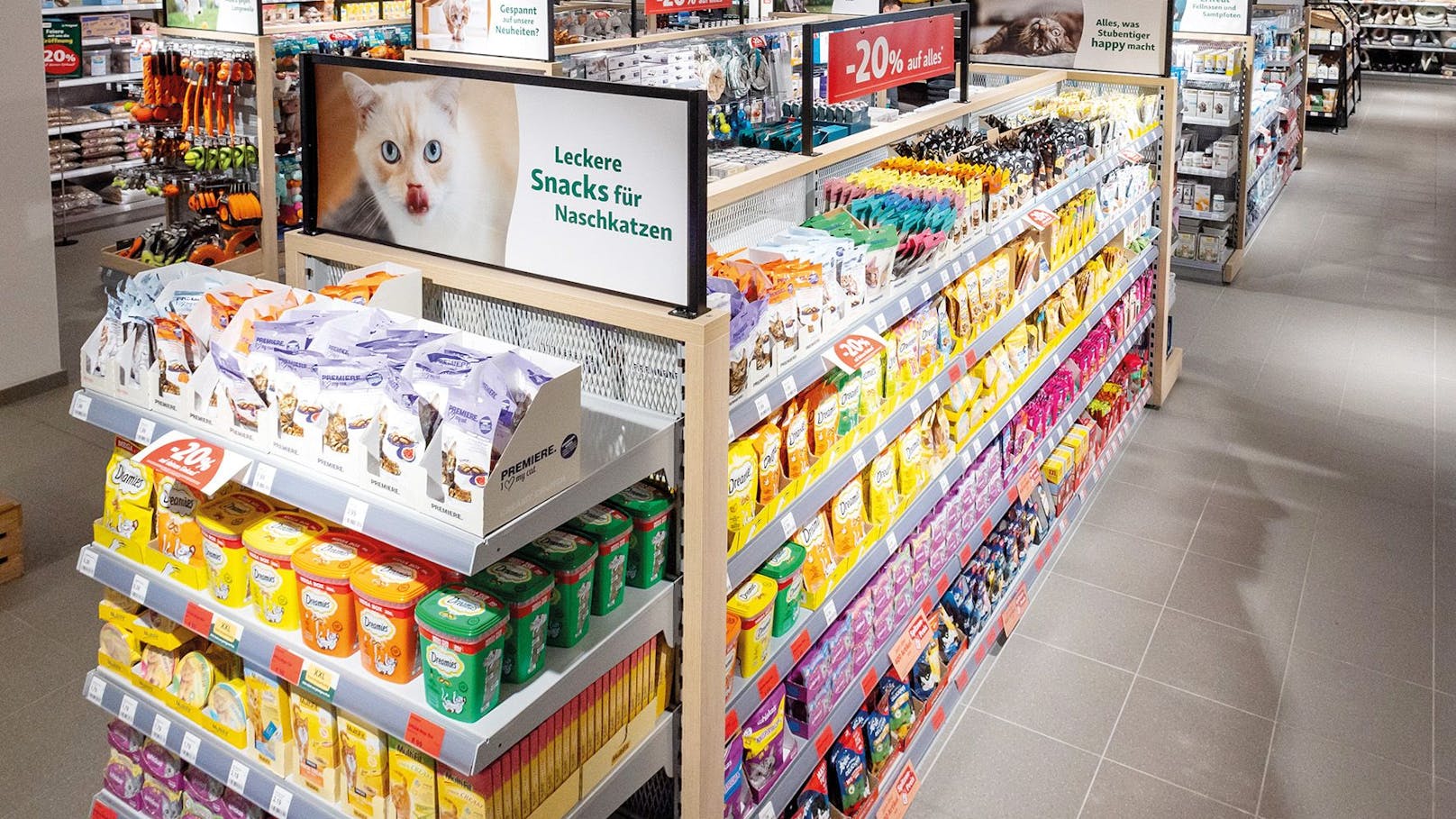 Katzensnack in der Fressnapf Filiale im Auhof Center