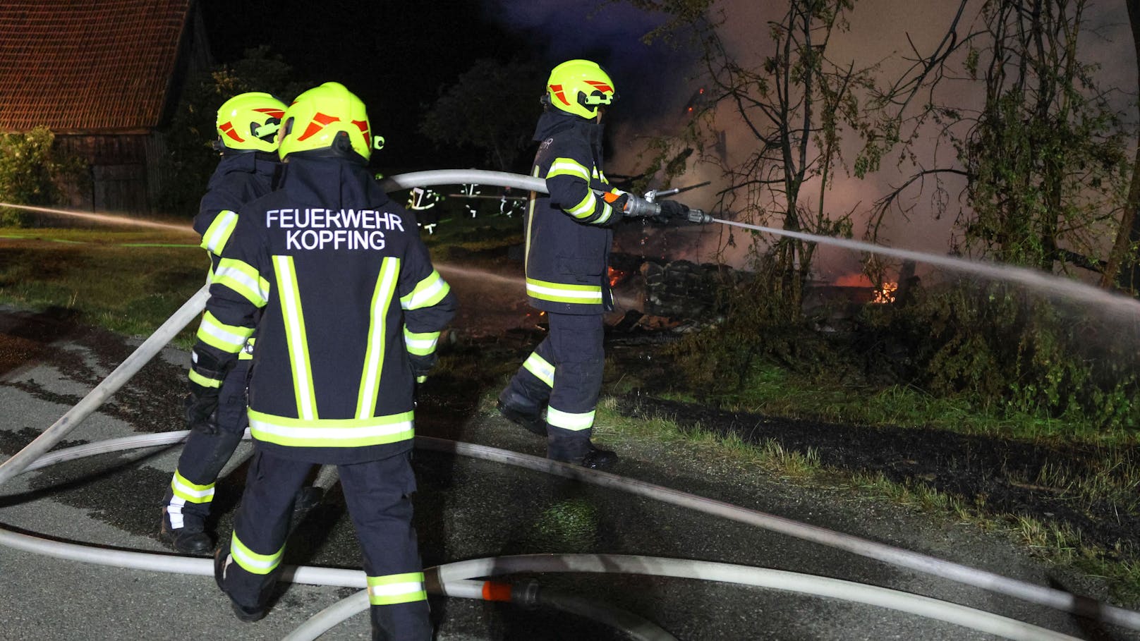 Zehn Feuerwehren standen in der Nacht auf Samstag bei einem Brand eines landwirtschaftlichen Wirtschaftsgebäudes in Kopfing im Innkreis (Bezirk Schärding) im Einsatz.