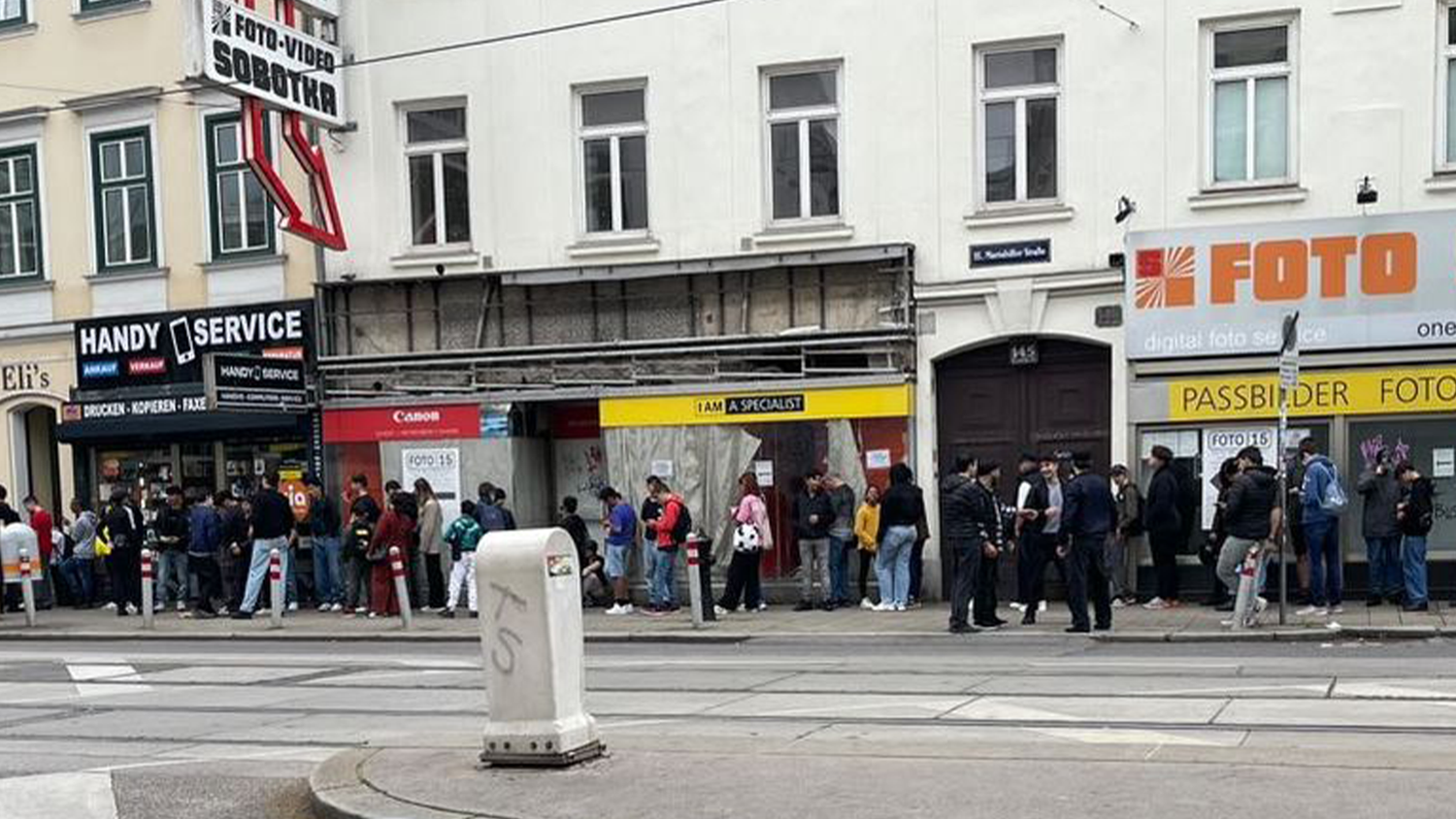 Neueröffnungsaktion! Riesige Schlange vor Kult Kebab im 15. Bezirk.