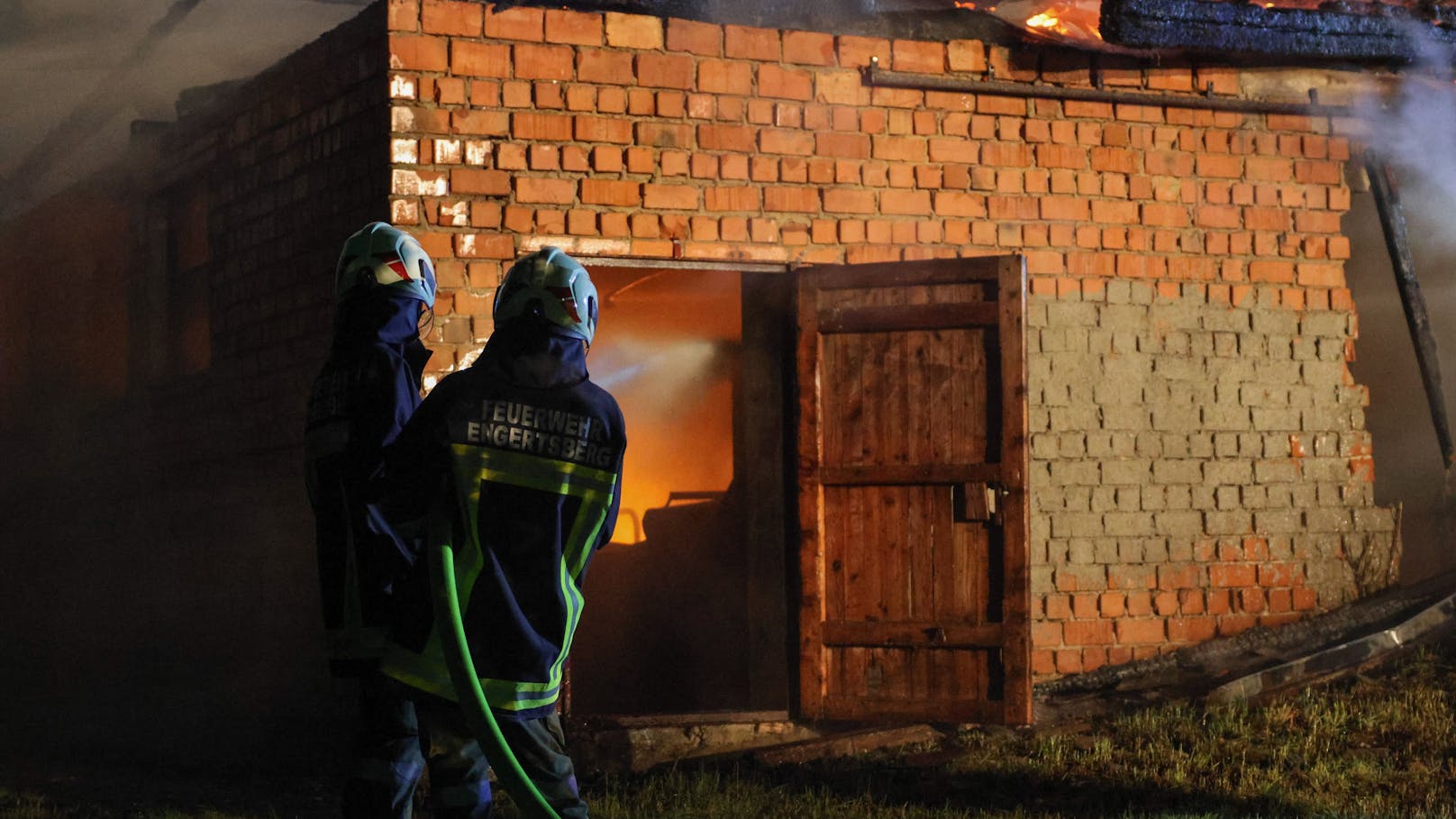 Zehn Feuerwehren standen in der Nacht auf Samstag bei einem Brand eines landwirtschaftlichen Wirtschaftsgebäudes in Kopfing im Innkreis (Bezirk Schärding) im Einsatz.