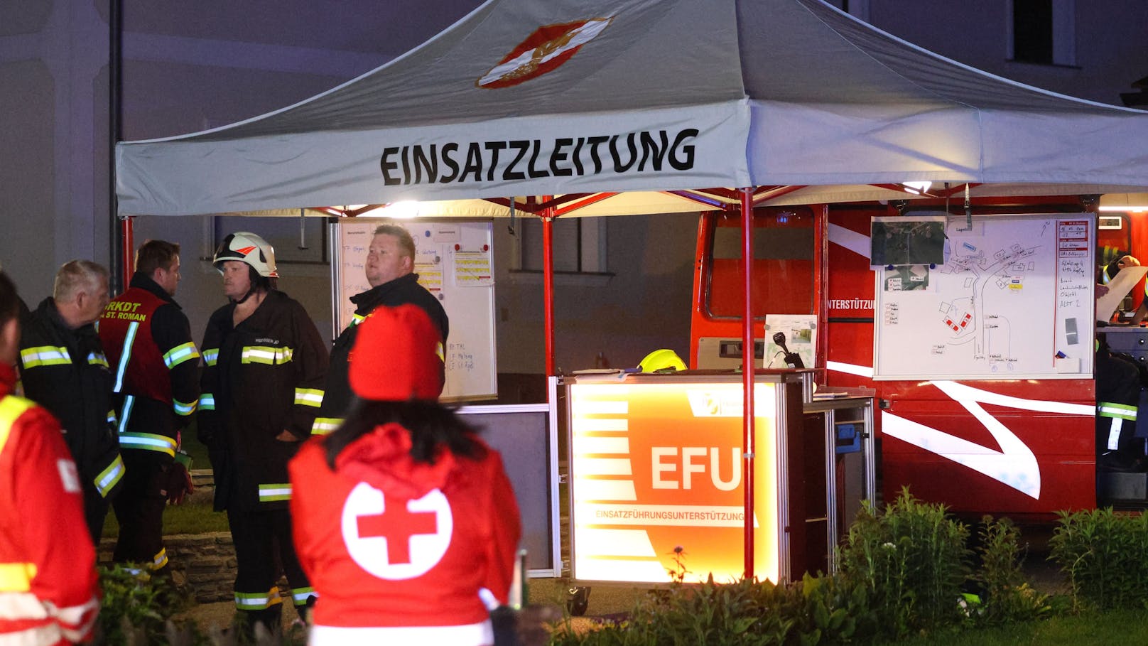 Zehn Feuerwehren standen in der Nacht auf Samstag bei einem Brand eines landwirtschaftlichen Wirtschaftsgebäudes in Kopfing im Innkreis (Bezirk Schärding) im Einsatz.