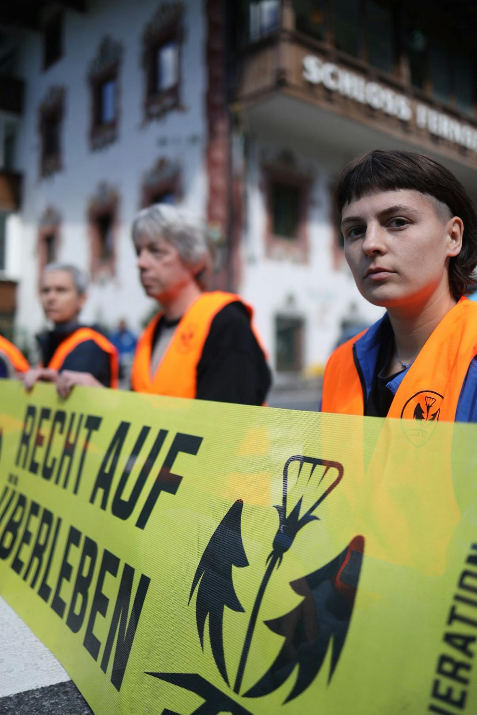 Zum Start des Pfingstwochenendes haben mehrere Mitglieder der "Letzten Generation" auf Autobahnen, Transitgrenzübergängen und Passstraßen landesweit protestiert.