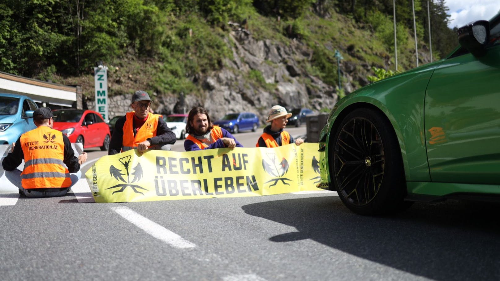 Zum Start des Pfingstwochenendes haben mehrere Mitglieder der "Letzten Generation" auf Autobahnen, Transitgrenzübergängen und Passstraßen landesweit protestiert.