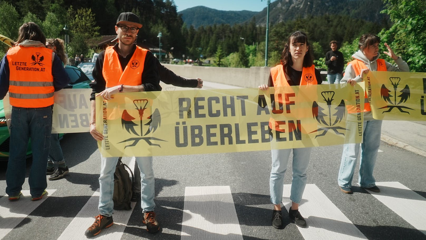 Zum Start des Pfingstwochenendes haben mehrere Mitglieder der "Letzten Generation" auf Autobahnen, Transitgrenzübergängen und Passstraßen landesweit protestiert.