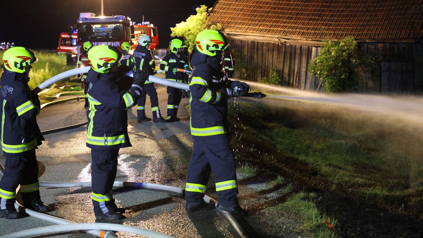 Zehn Feuerwehren standen in der Nacht auf Samstag bei einem Brand eines landwirtschaftlichen Wirtschaftsgebäudes in Kopfing im Innkreis (Bezirk Schärding) im Einsatz.