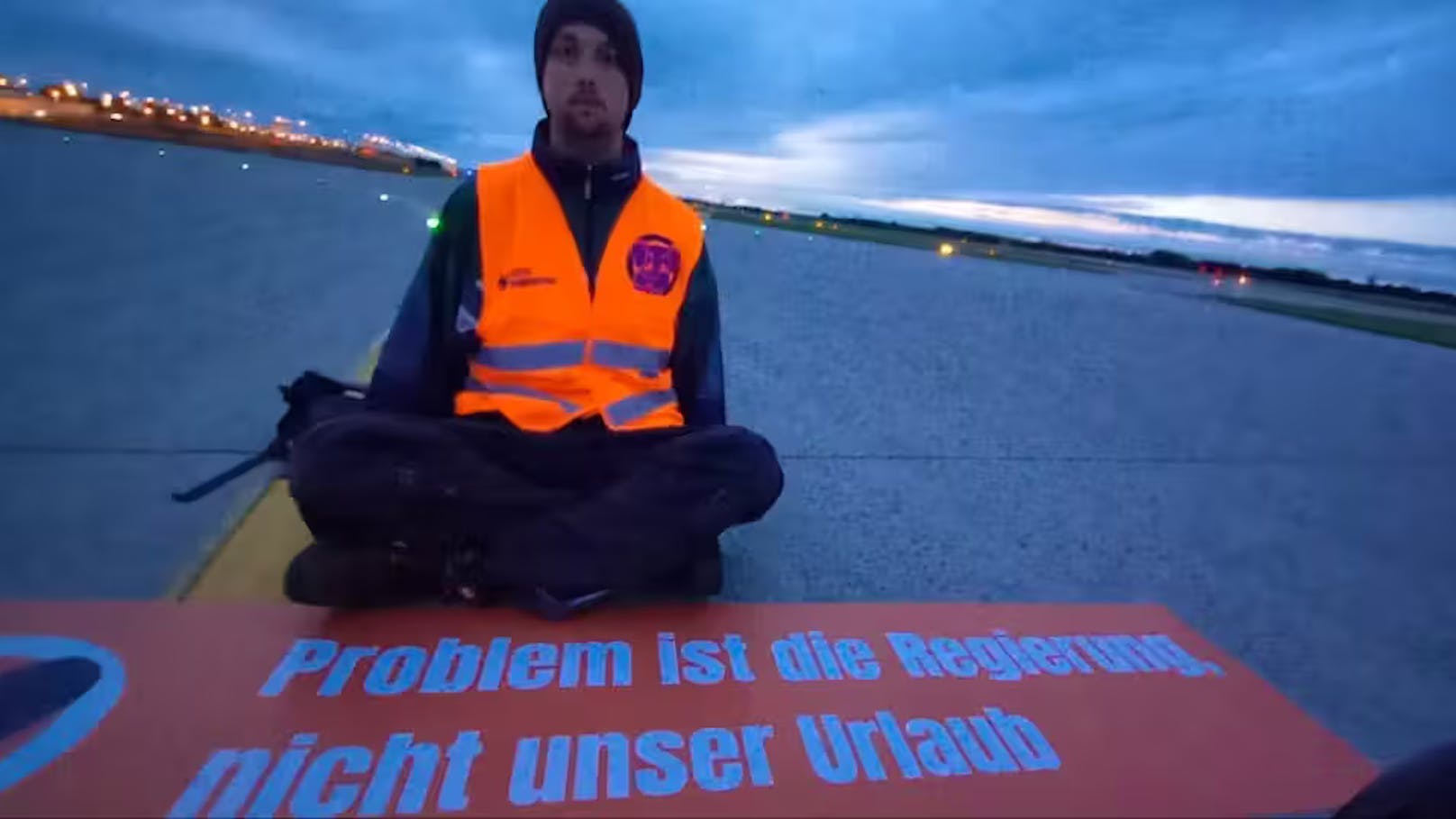Klimaschutzaktivisten haben am frühen Samstagmorgen den Münchner Flughafen lahmgelegt.