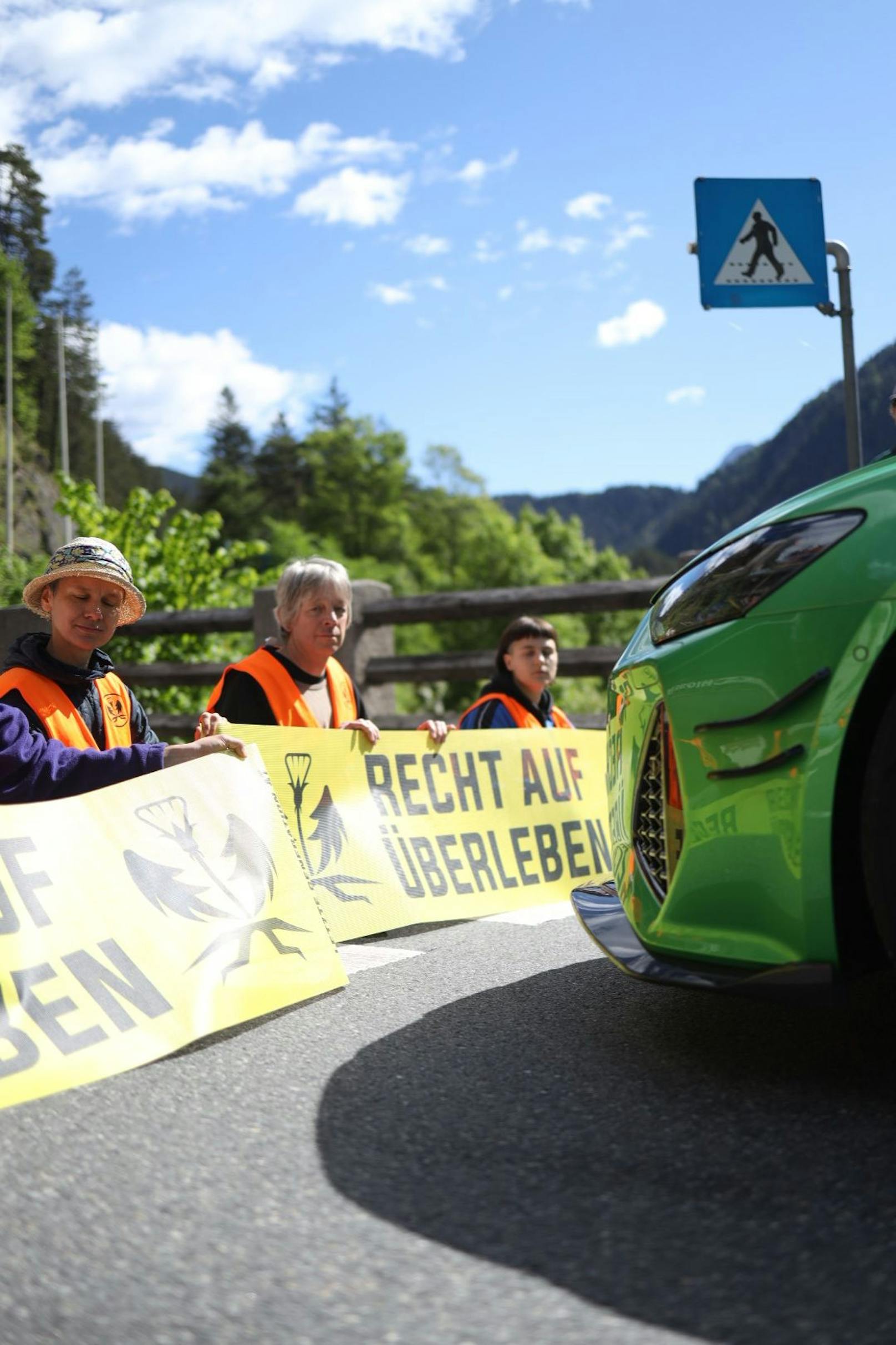 Zum Start des Pfingstwochenendes haben mehrere Mitglieder der "Letzten Generation" auf Autobahnen, Transitgrenzübergängen und Passstraßen landesweit protestiert.