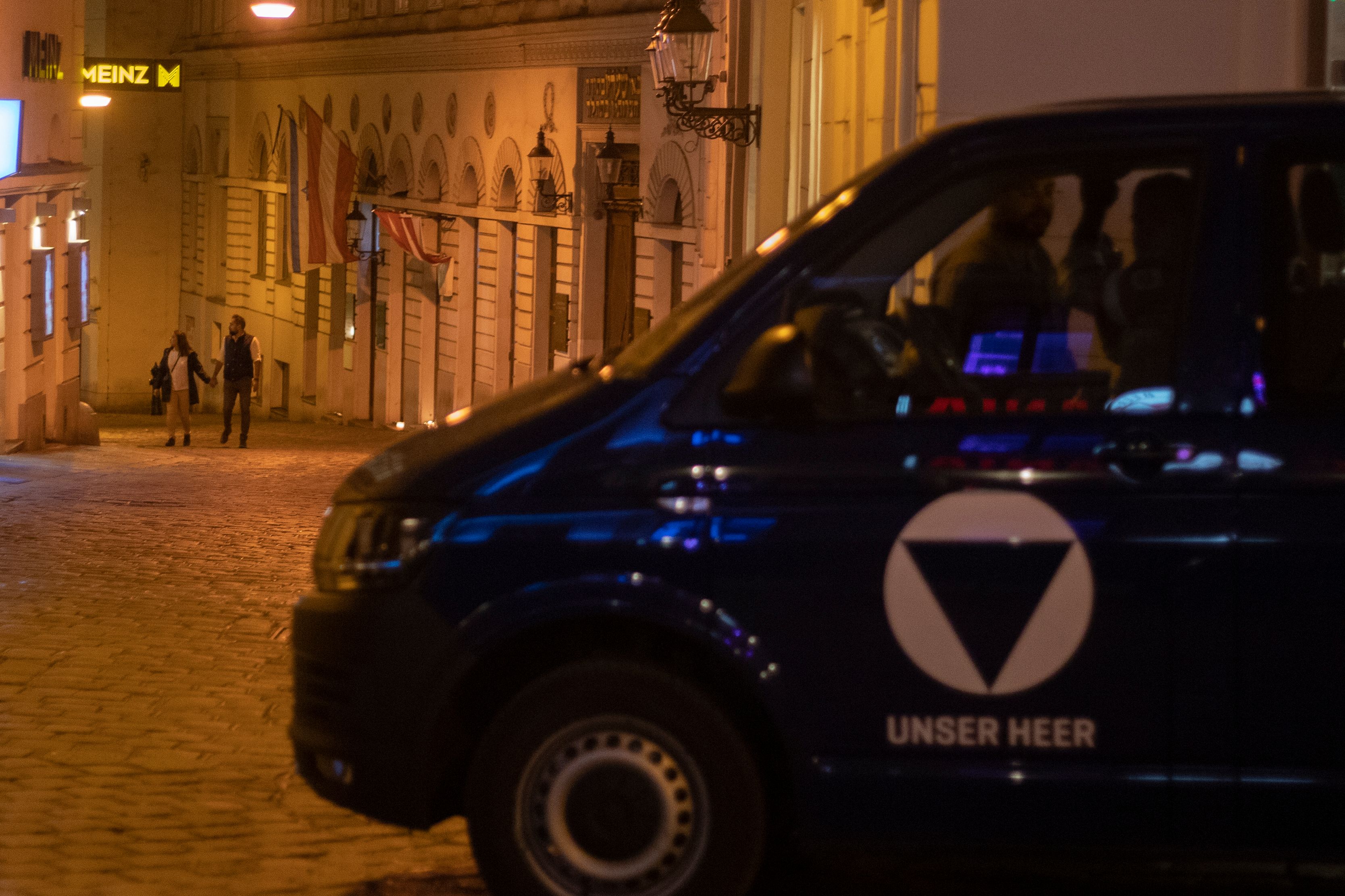 Schon unmittelbar nach dem Hamas-Terror in Israel am 7. Oktober 2023 wurden jüdische Einrichtungen in Österreich verstärkt bewacht. Dieser Schutz werde nun intensiviert, heißt es seitens der österreichischen Bundesregierung.