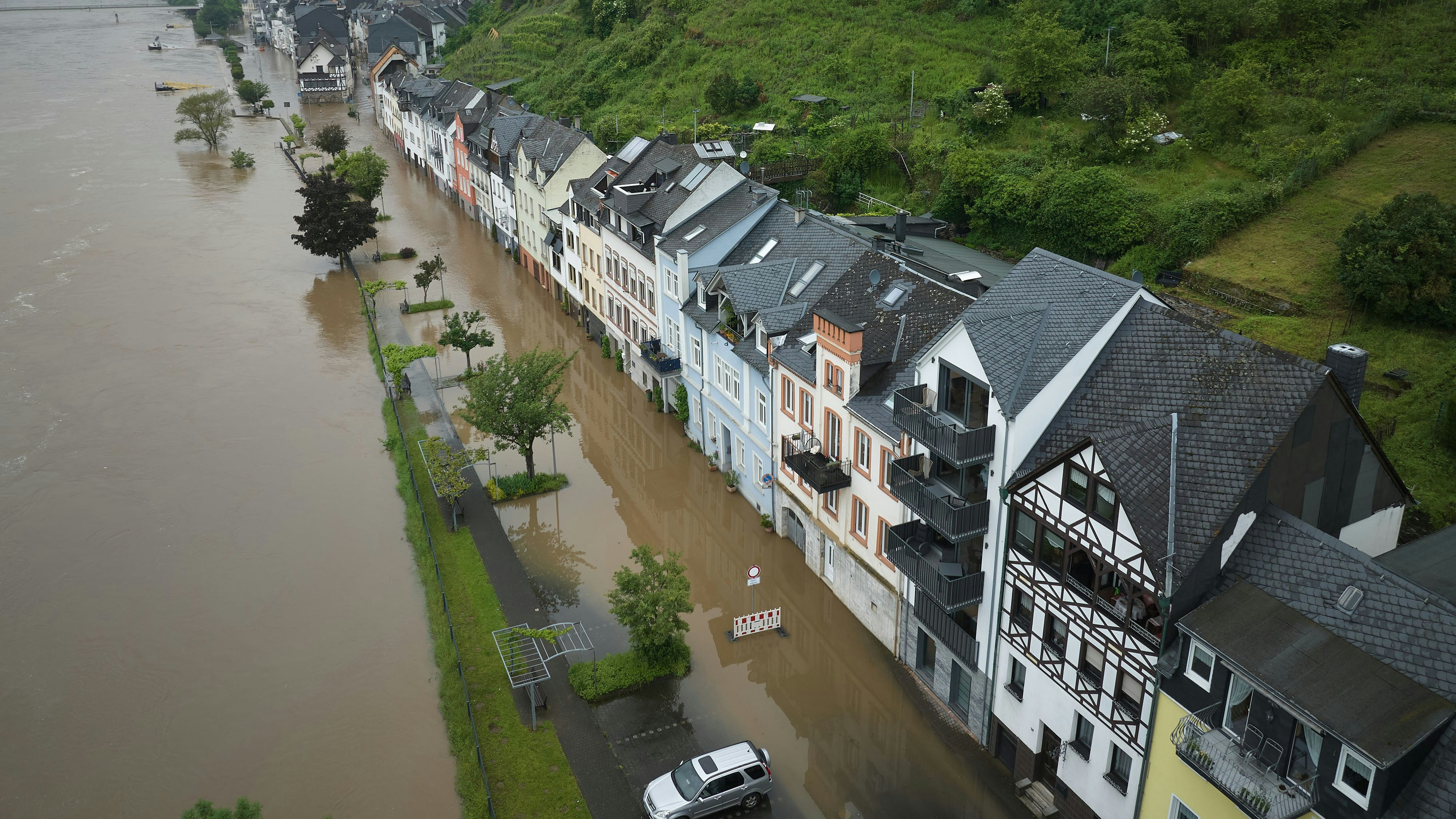 Download von www.picturedesk.com am 19.05.2024 (11:07).  20 May 2024, Rhineland-Palatinate, Zell: Overnight, the Moselle in Zell rose above the edge of the flood protection wall and flooded large parts of the old town. Photo: Thomas Frey/dpa - 20240520_PD0006 - Rechteinfo: Rights Managed (RM)