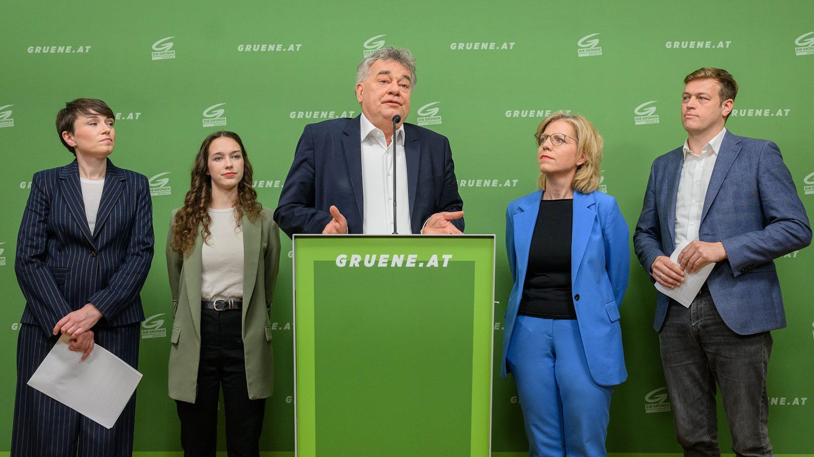 Die Grüne Führungsriege bei der eilig einberufenen Pressekonferenz zur Verteidigung von Lena Schilling am 8. Mai 2024.