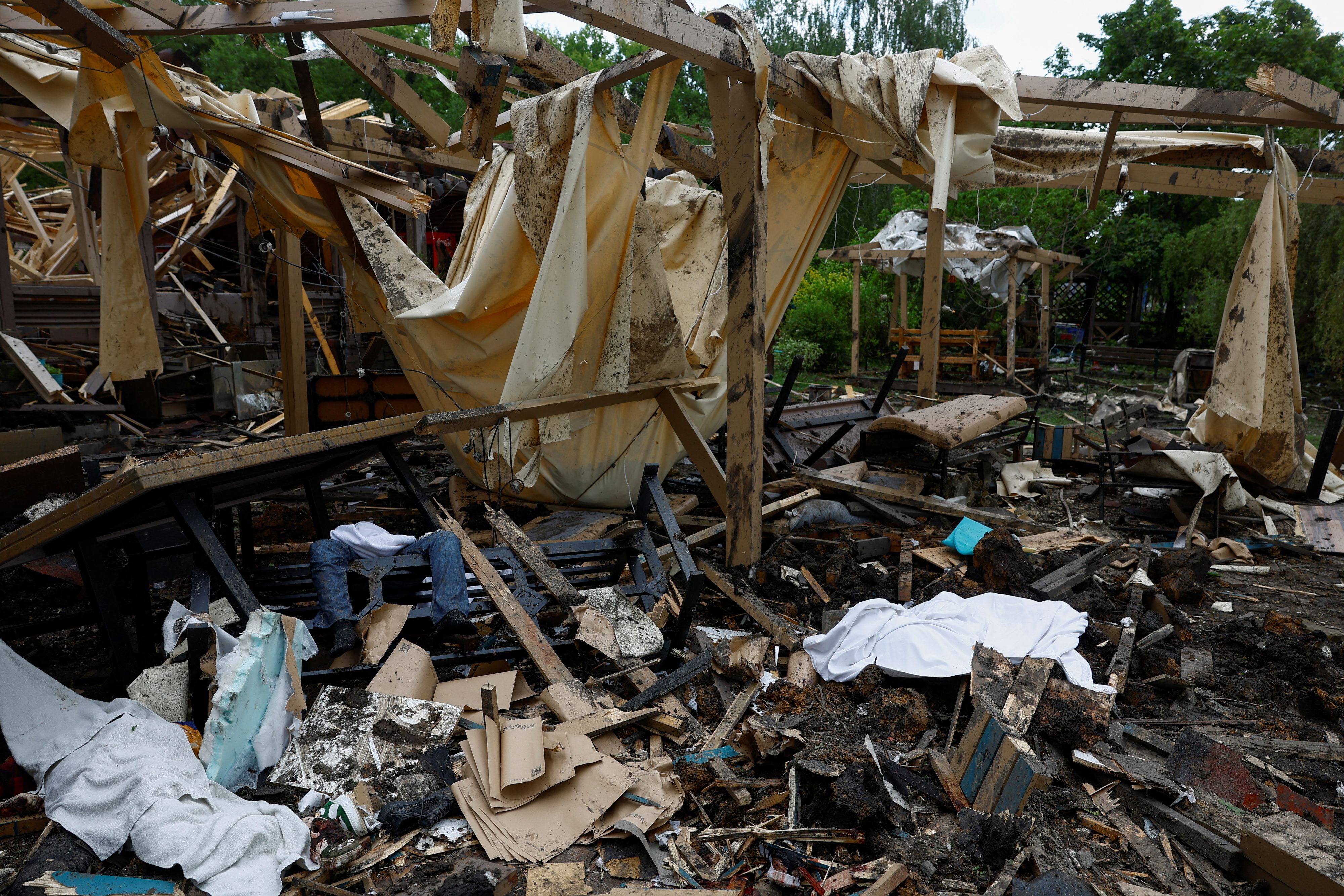 In einem Feriendorf nahe Charkiw kamen bei einem russischen Raketenangriff mehrere Menschen ums Leben.