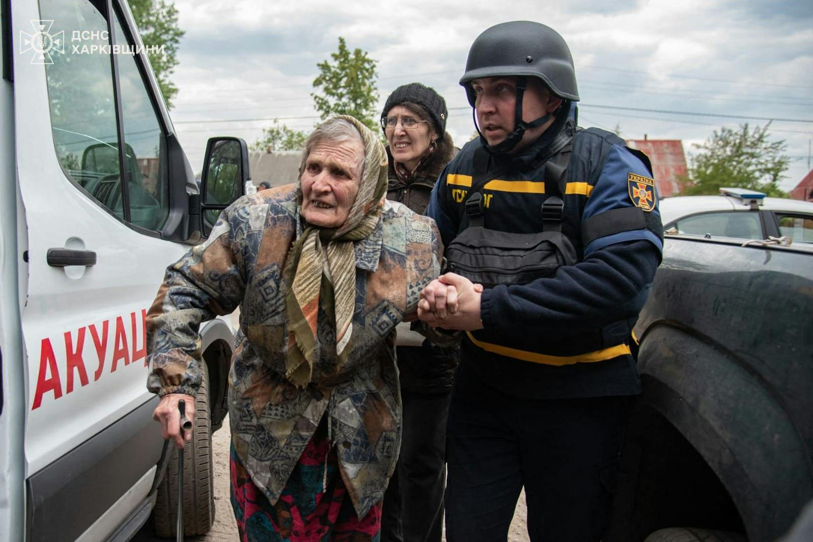 Dieses vom ukrainischen Rettungsdienst am 17. Mai 2024 veröffentlichte Foto zeigt, wie Retter einen älteren Zivilisten vor russischem Beschuss in der Region Charkiw evakuieren.