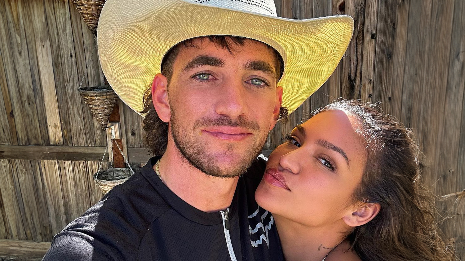 Cassie und Alex sind seit 2018 ein Paar.