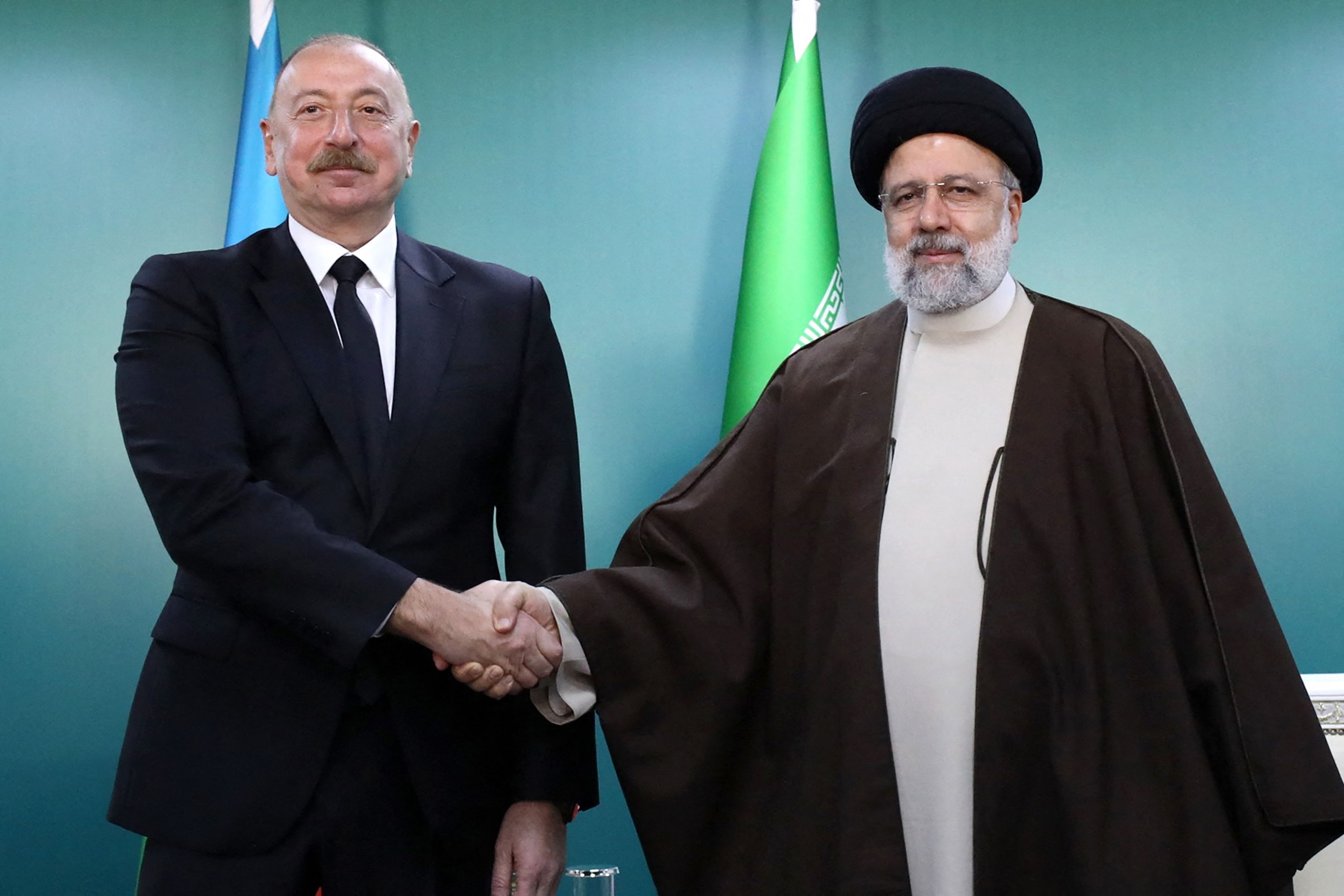 Irans Präsident Raisi (rechts) war für die Einweihung eines Staudamms nach Aserbaidschan gereist. Hier sieht man ihn am Sonntag mit Präsident Ilham Alijev (links).