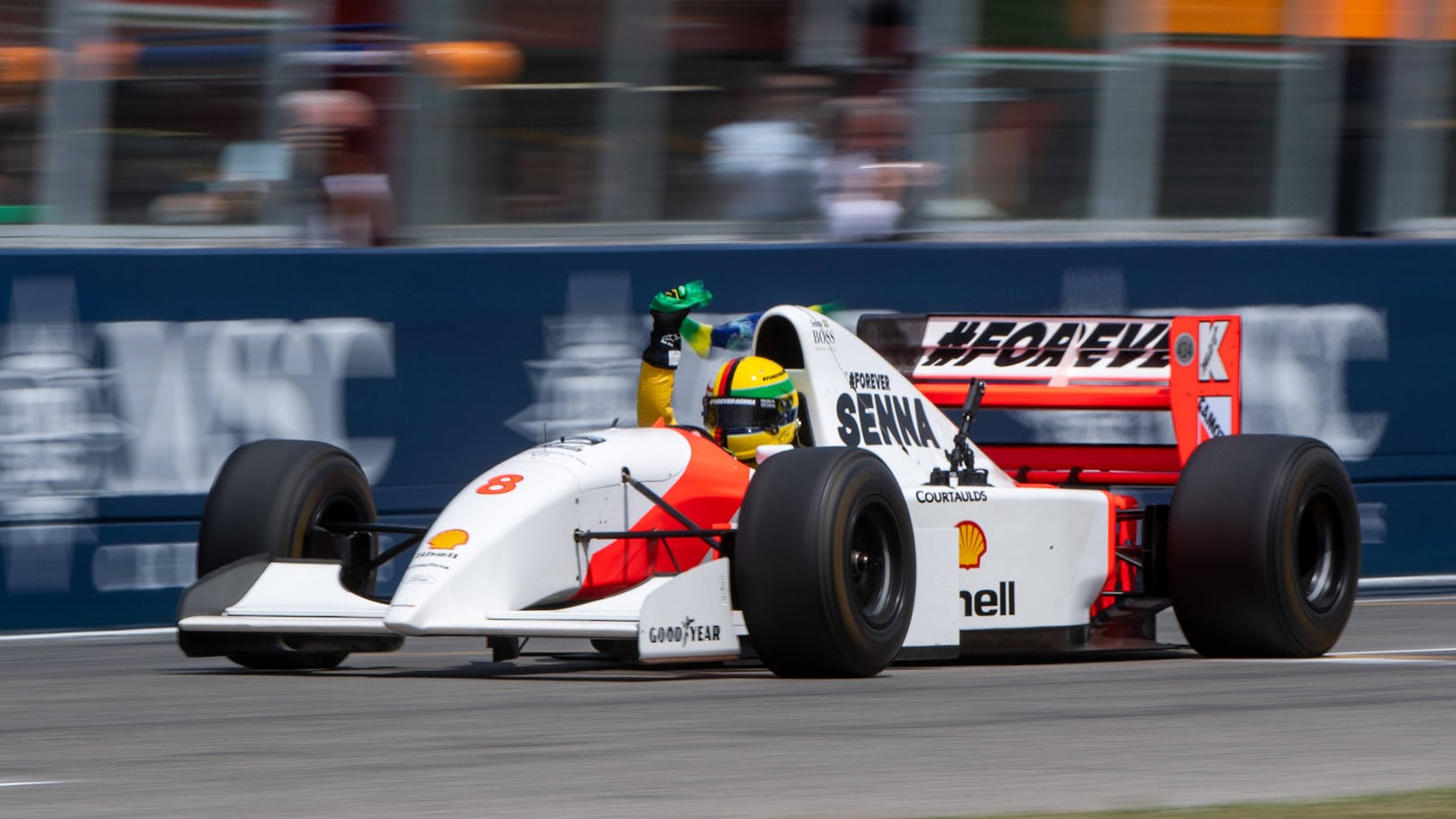 "Schönster Moment!" Vettel gibt im Senna-Boliden Gas