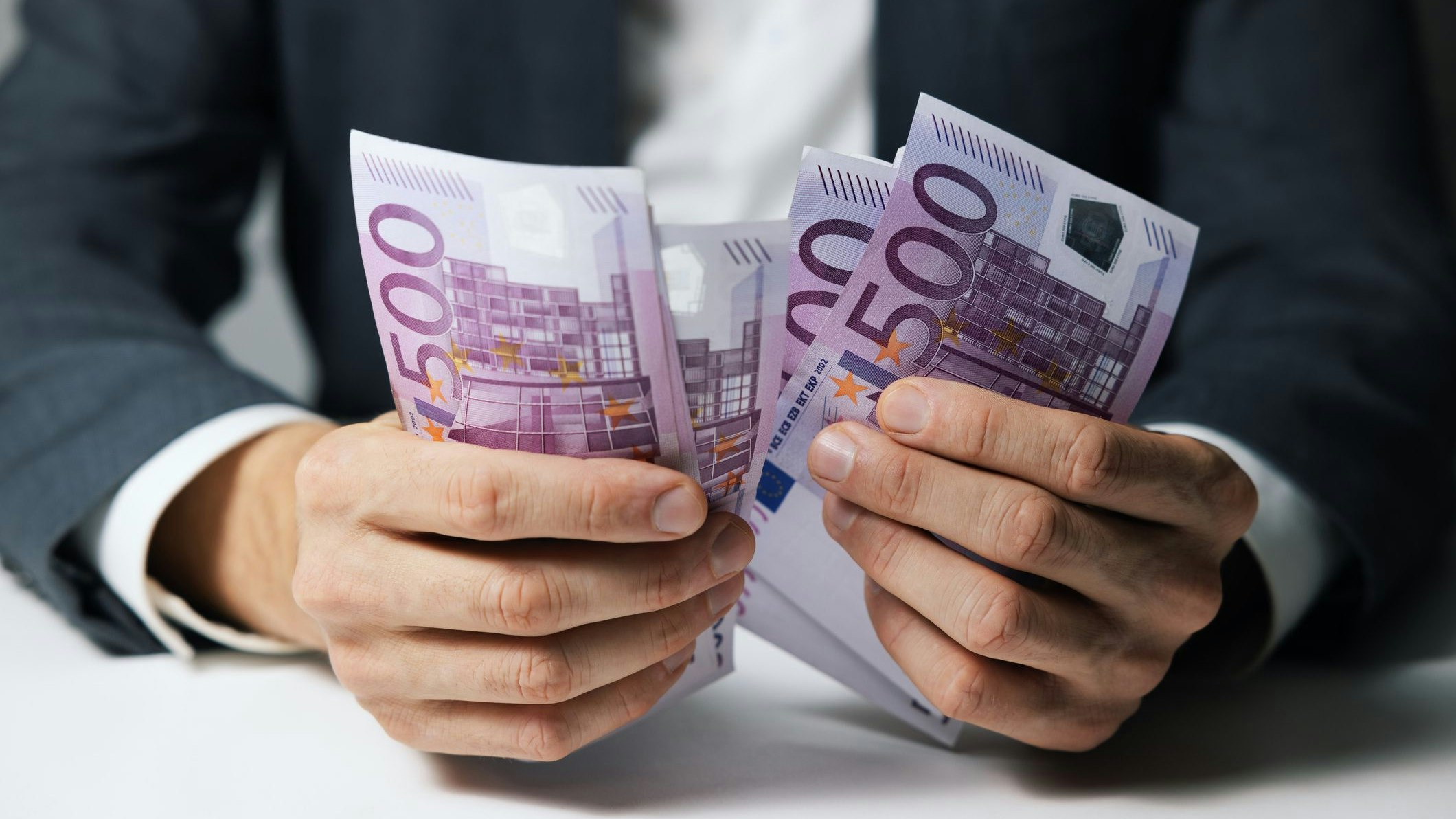 Dicker Geld-Regen für zwei Spieler, die den Lotto-Jackpot knackten.