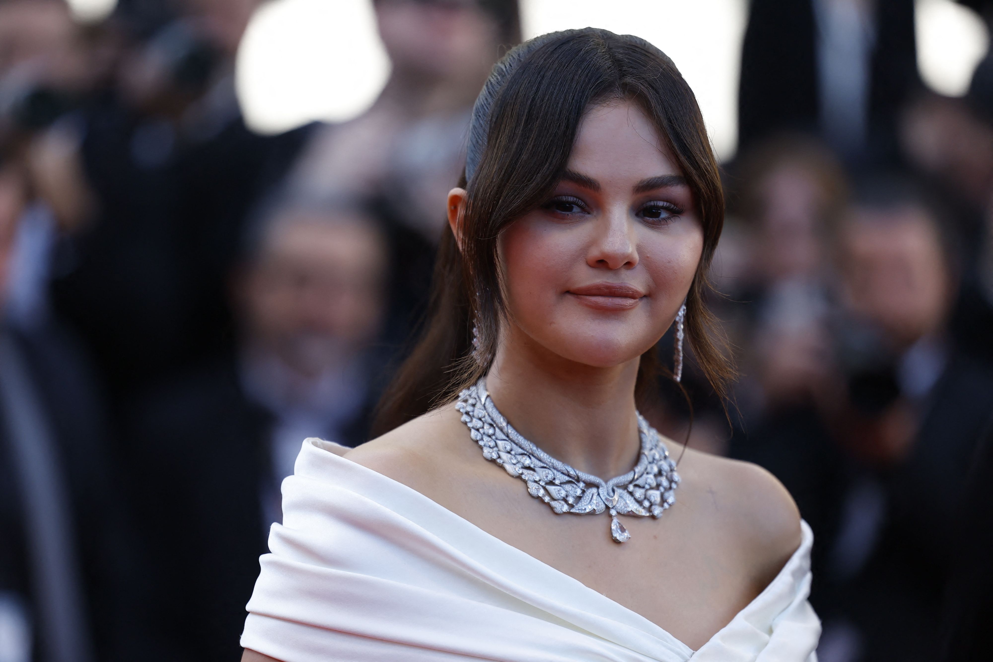 Selena Gomez strahlt in Cannes.
