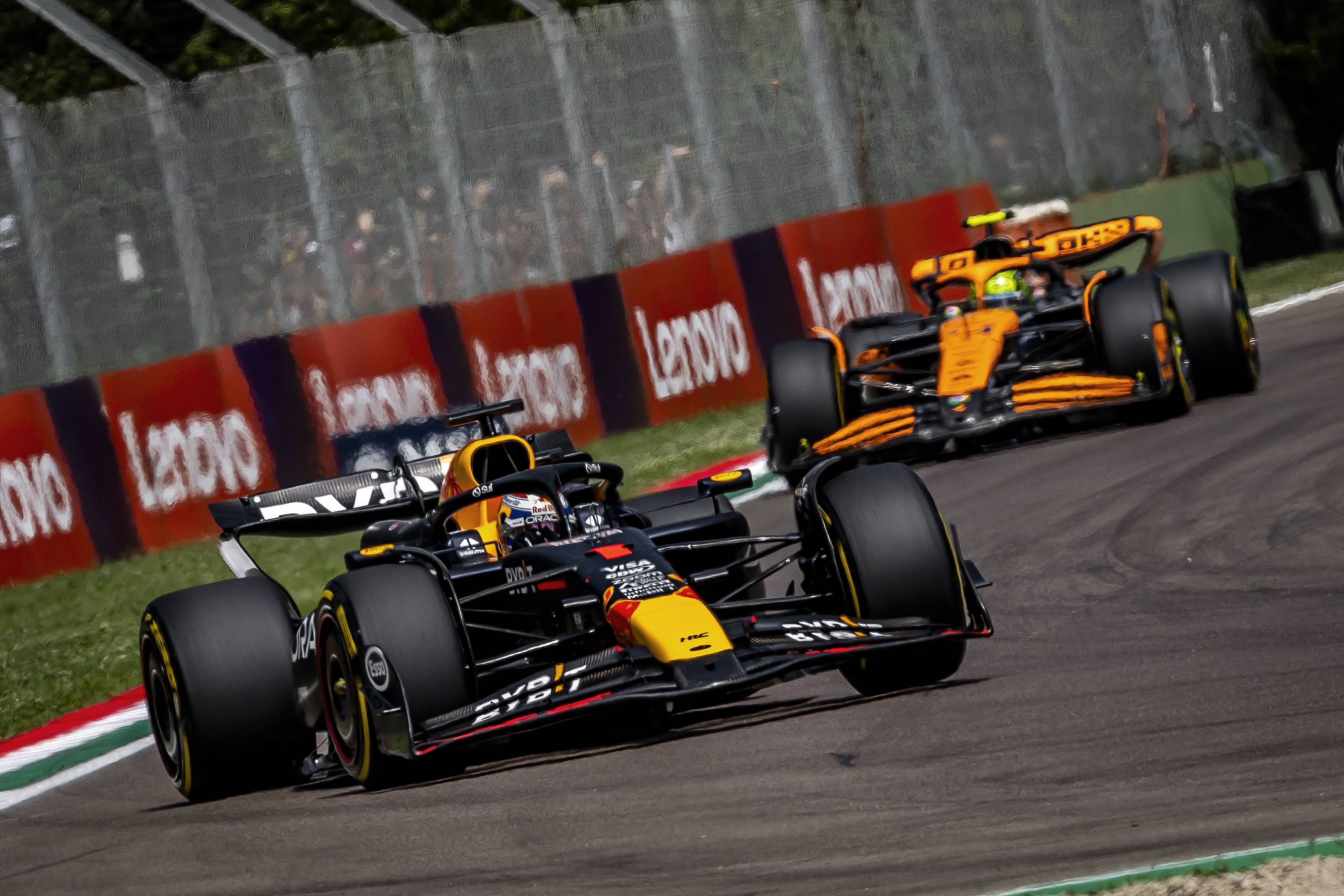 Verstappen im Duell mit Norris