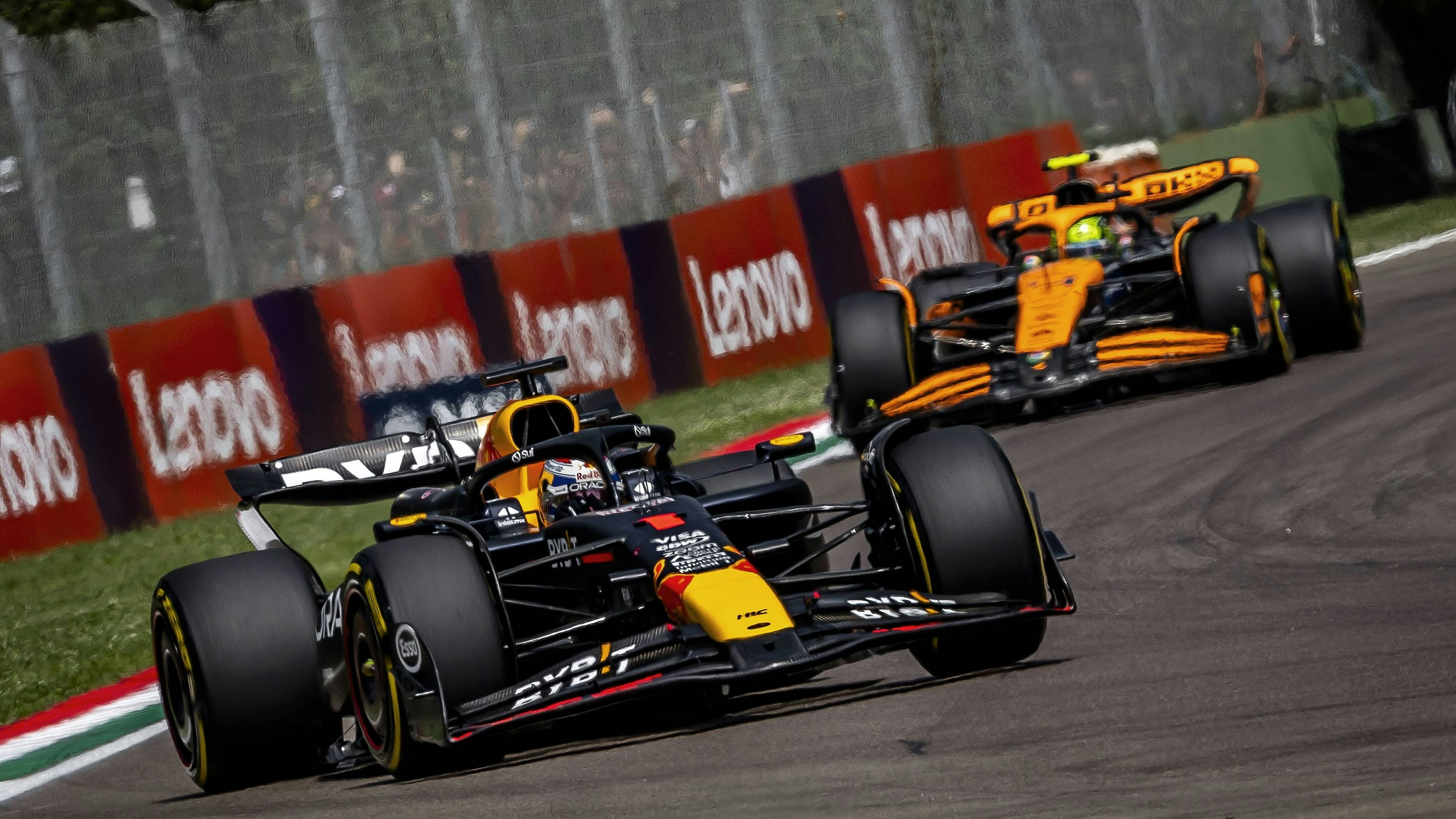 Verstappen im Duell mit Norris