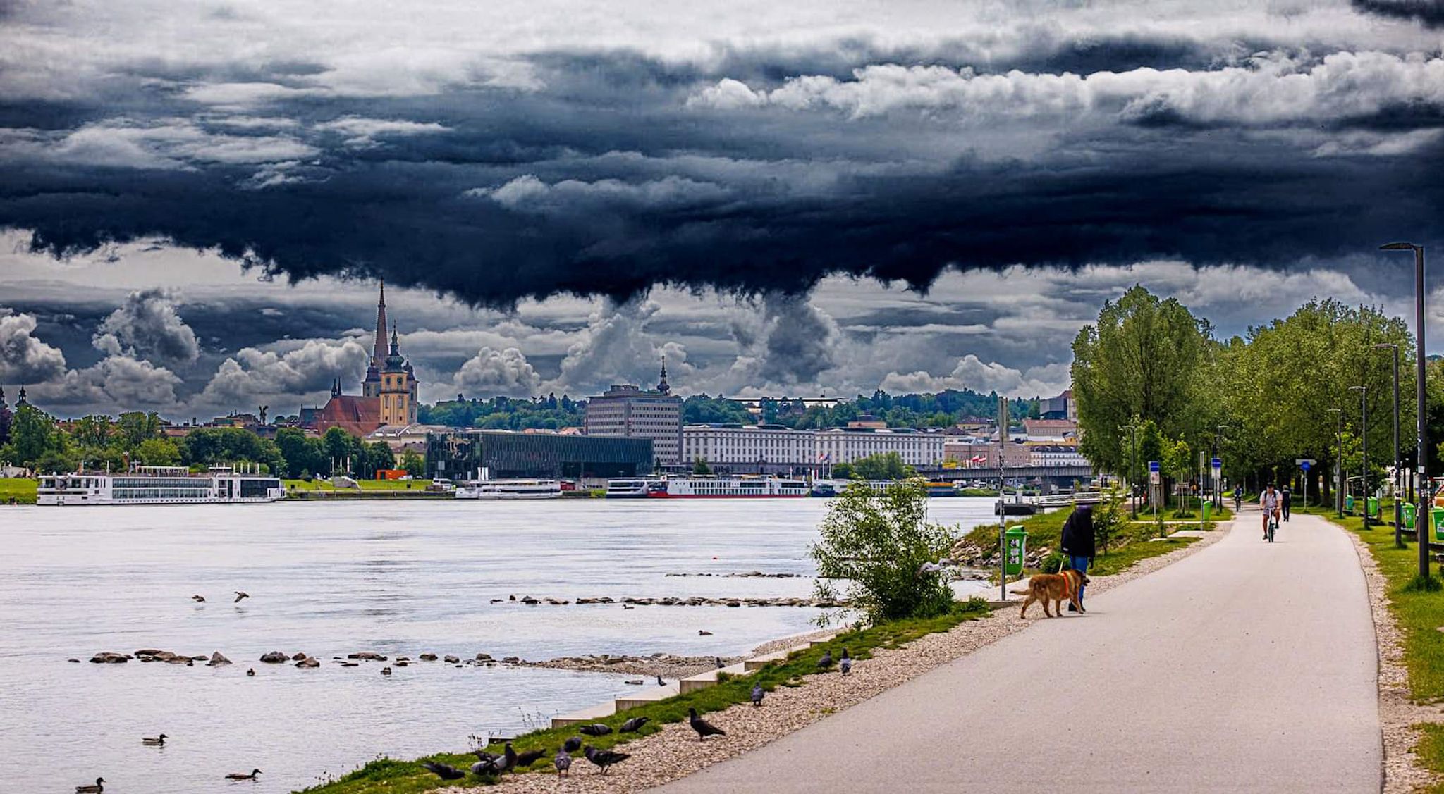 Dunkle Wolken dürften in den kommenden Tagen das Bild über Linz beherrschen.