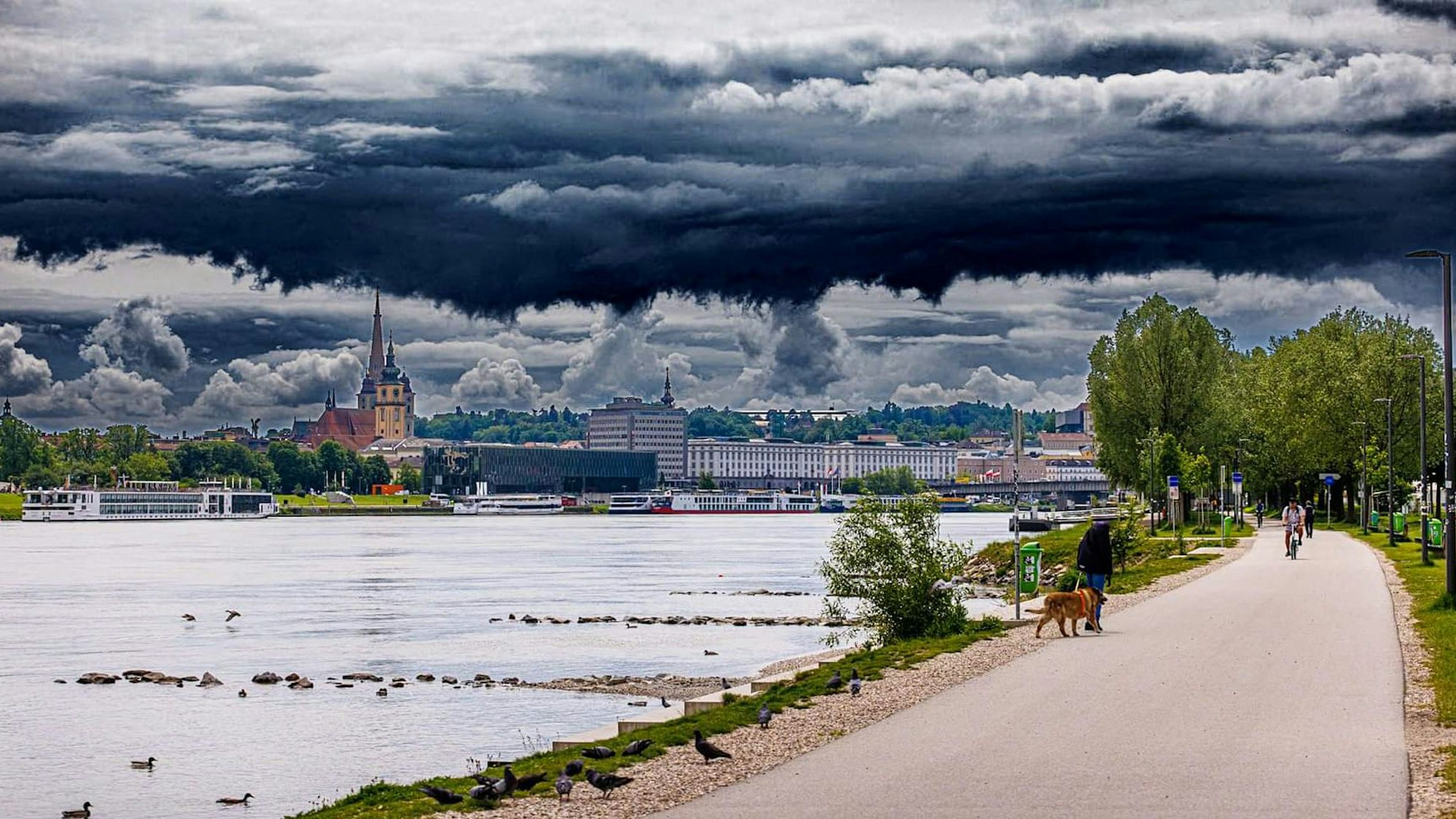 Dunkle Wolken dürften in den kommenden Tagen das Bild über Linz beherrschen.