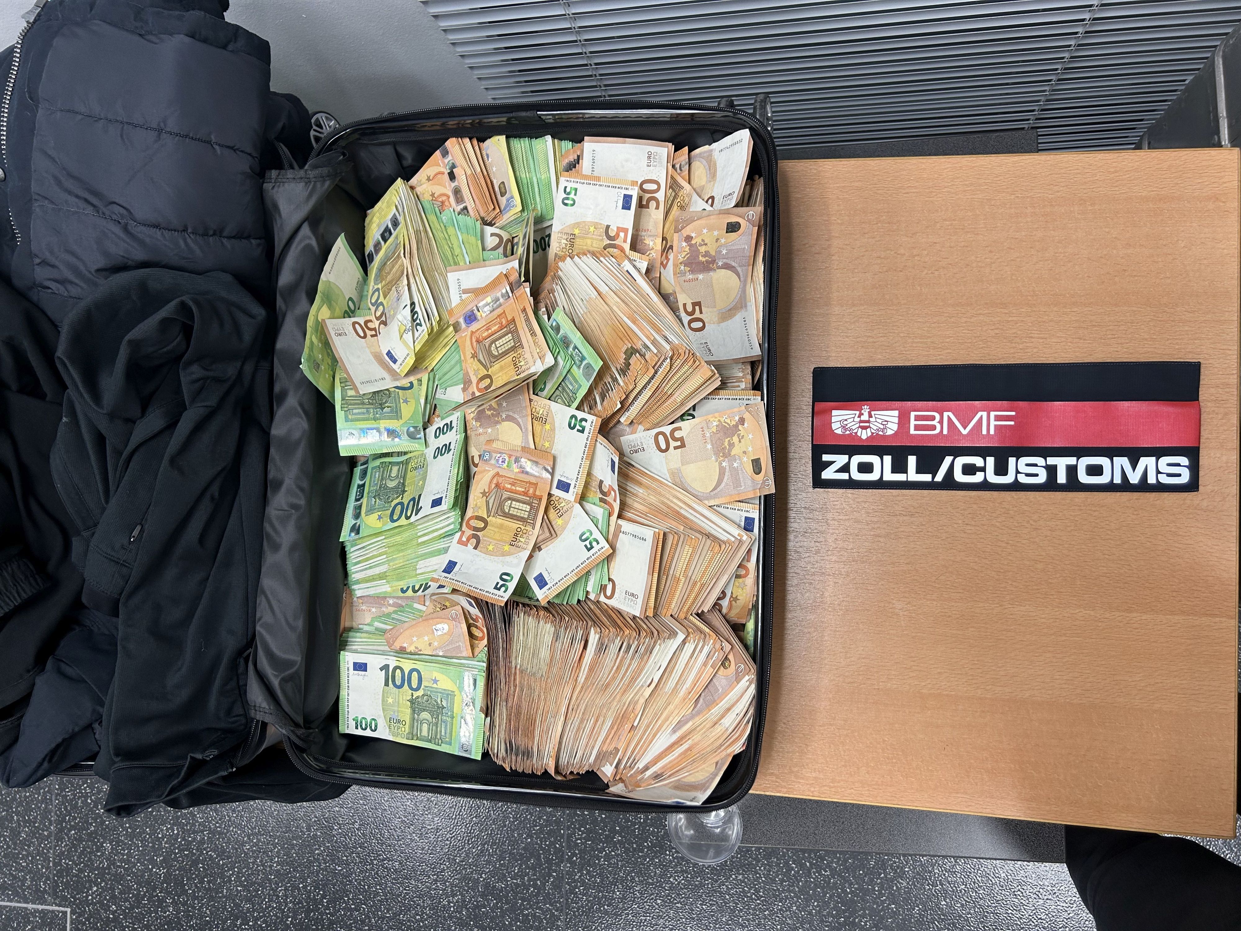 Anfang April 2024 entdeckte der Zoll am Flughafen Wien-Schwechat in den Gepäckstücken von zwei Reisenden 700.000 Euro.