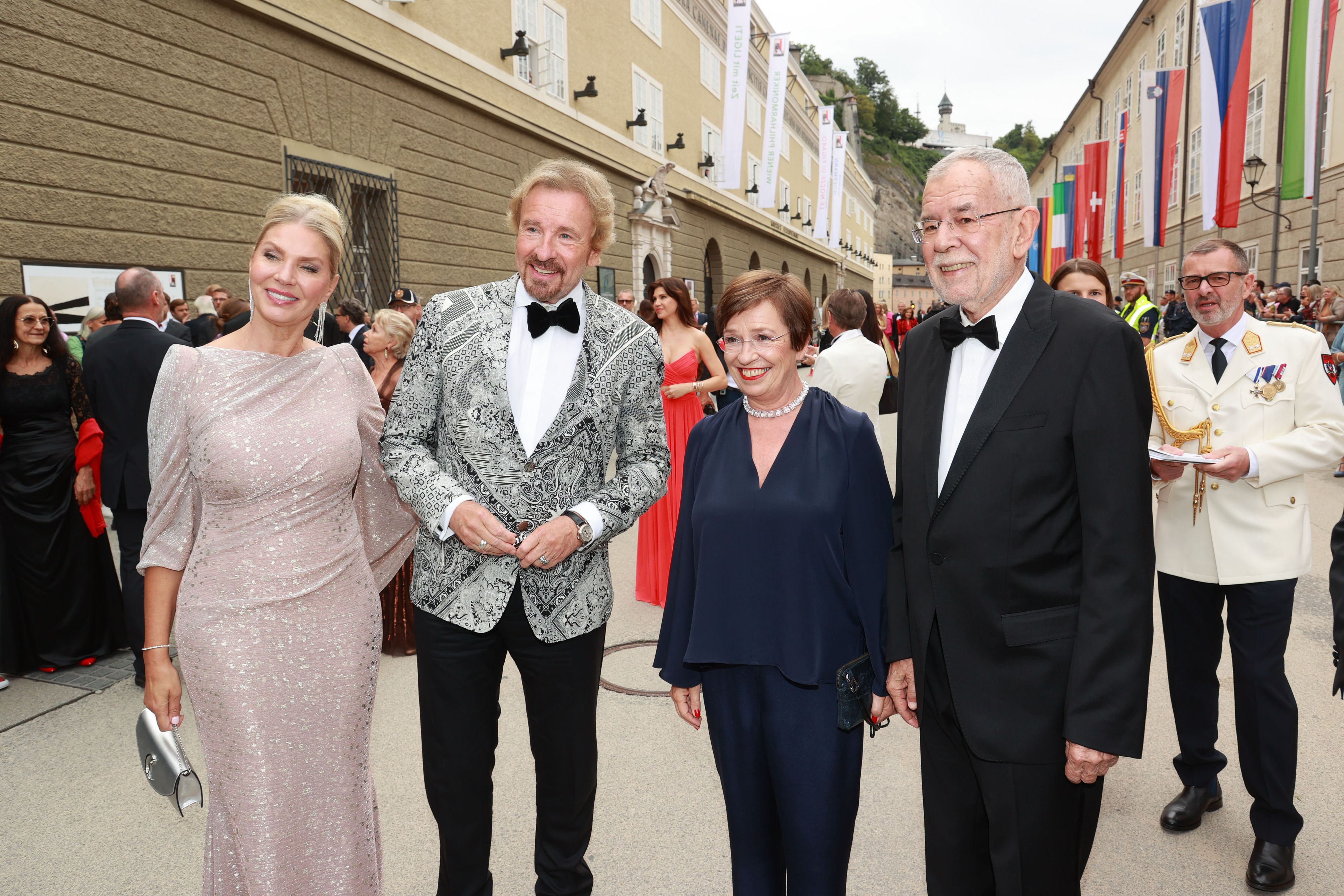 Das Ehepaar Alexander Van der Bellen und Doris Schmidauer mit Thoms Gottschalk und Karina Mroß bei den Salzburger Festspielen 2023