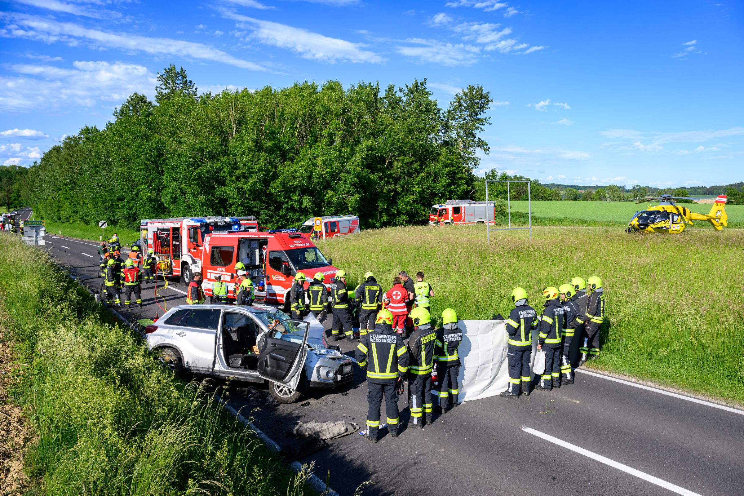 Zwei Pkw und ein Motorrad waren in den Unfall involviert – mehrere Personen wurden verletzt ins Krankenhaus gebracht.